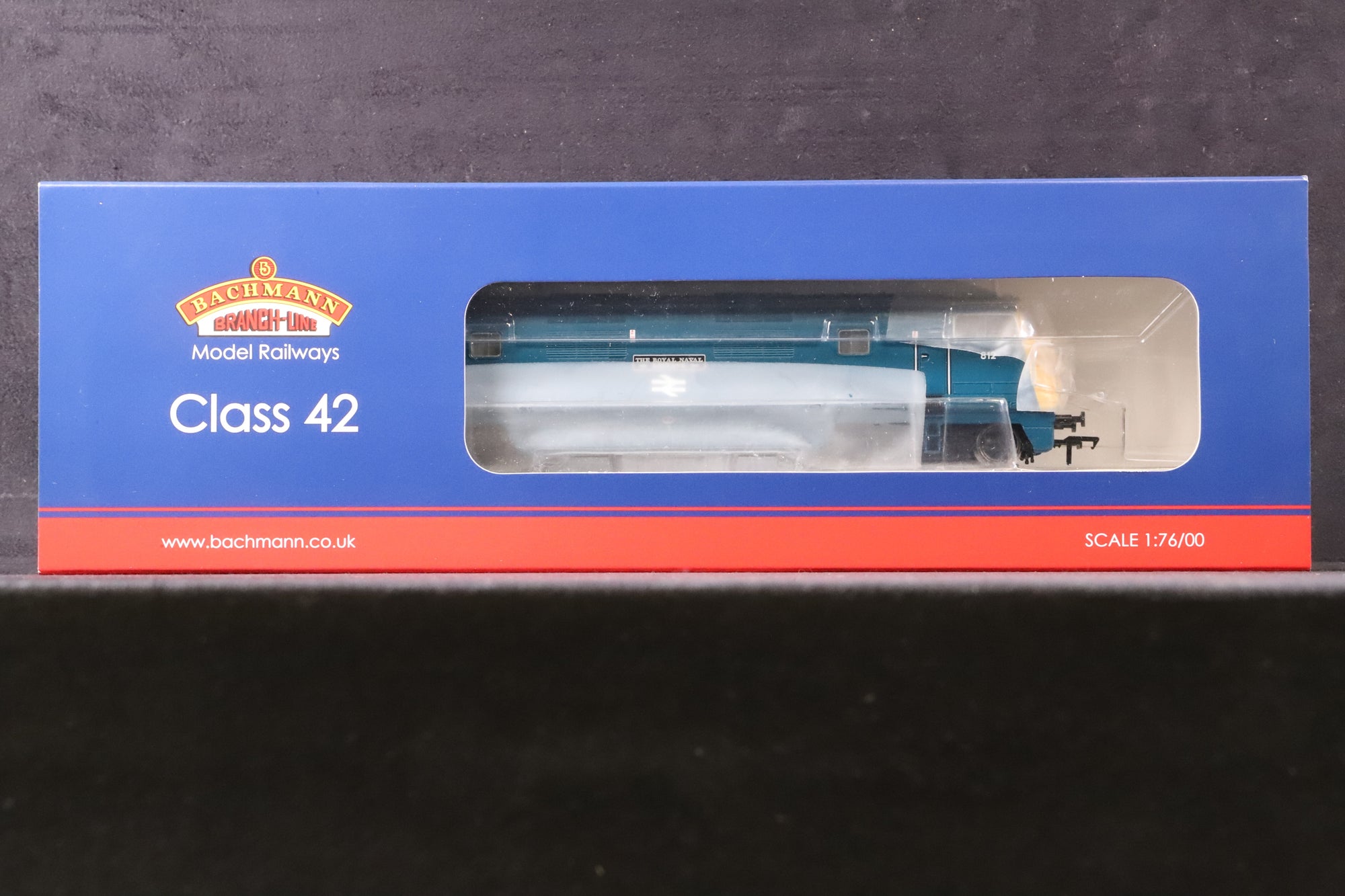 Bachmann OO 32-061 Class 42 Diesel Hydraulic 'D812' 'The Royal Naval Reserve' BR Blue