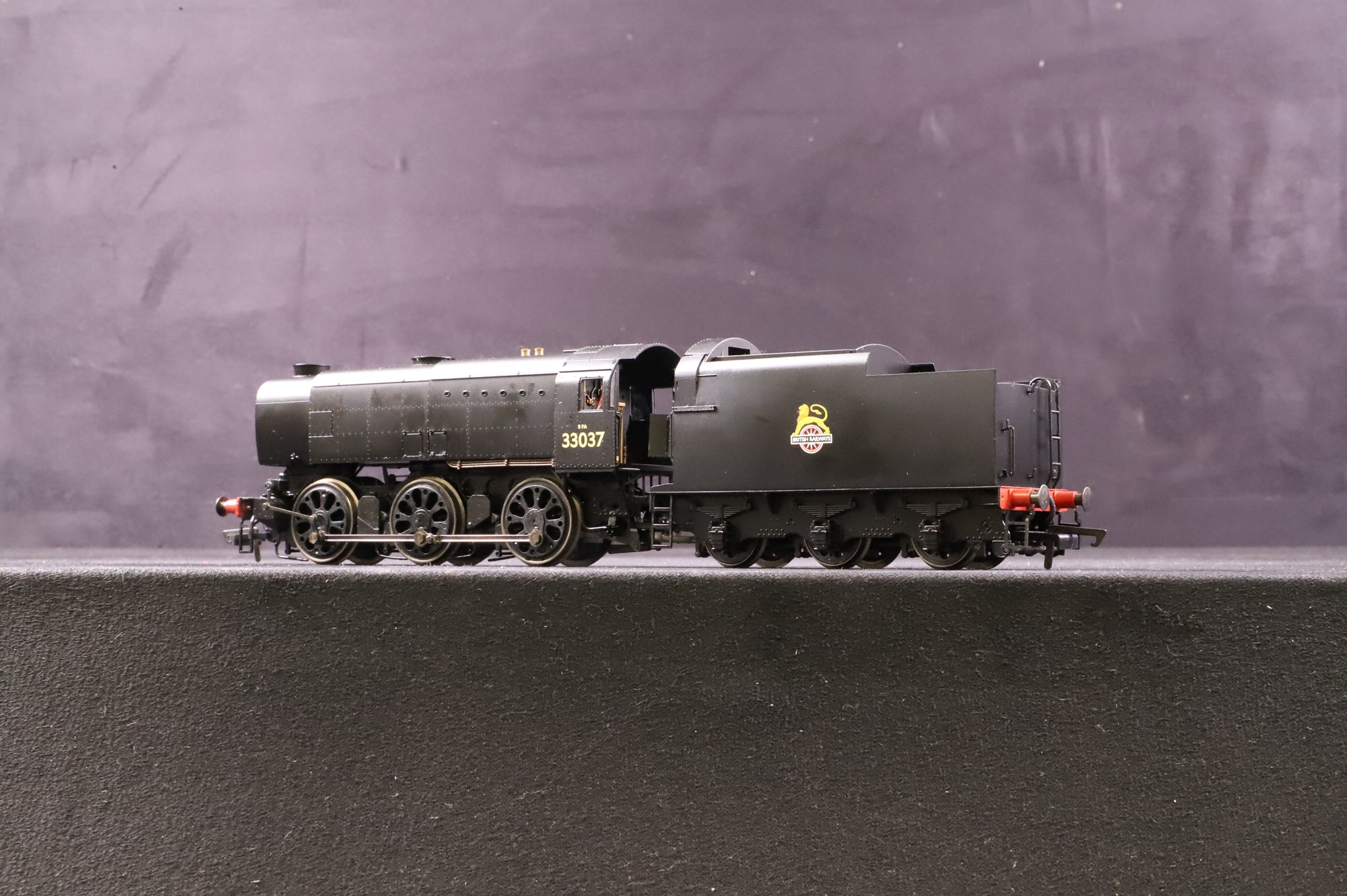 Hornby OO R2355 Class Q1 '33037' BR Plain Black E/C