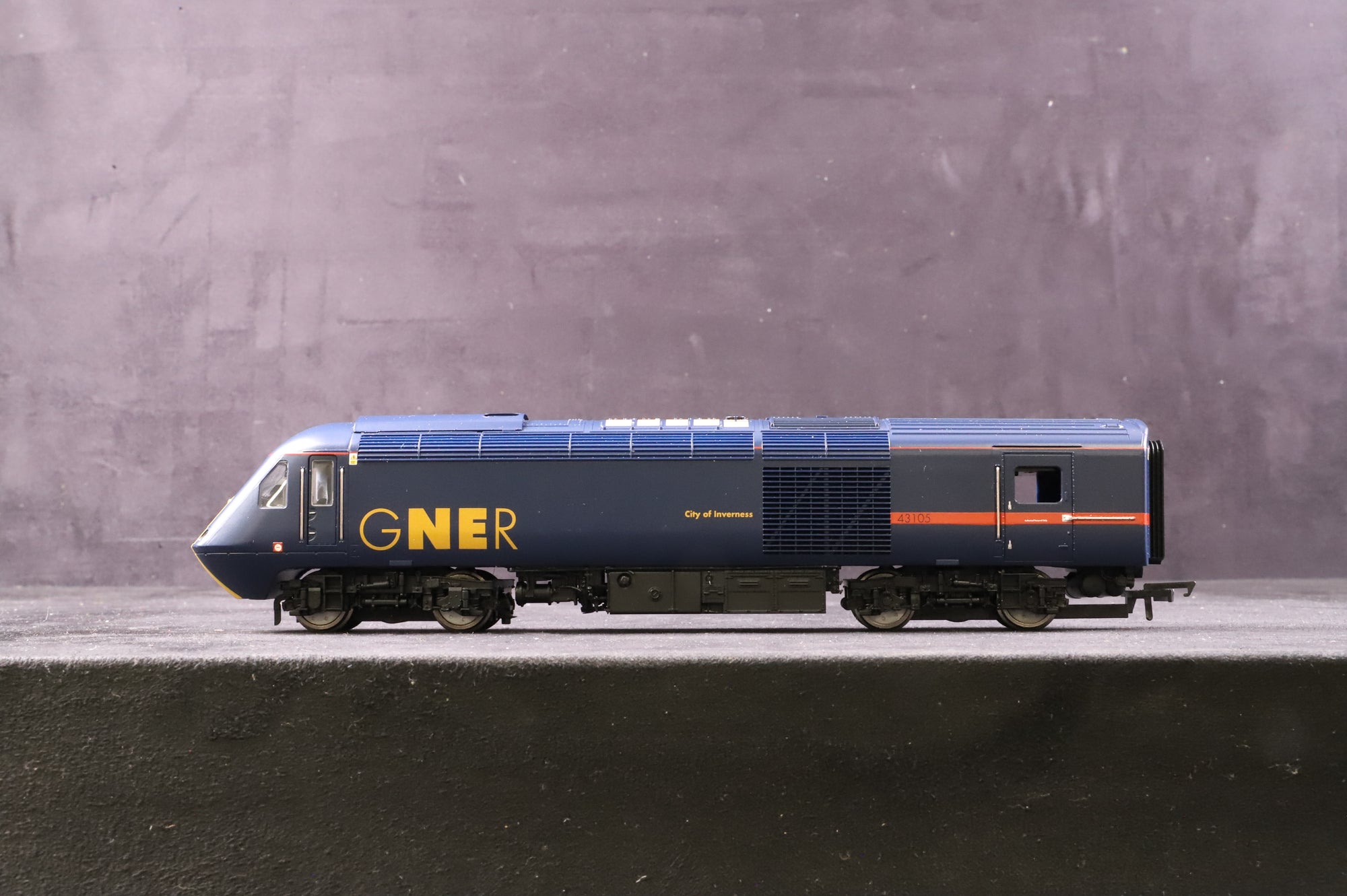 Hornby OO R2703 Class 43 HST Set 43113 'The Highlands' & 43105 'City of Inverness' in GNER Livery