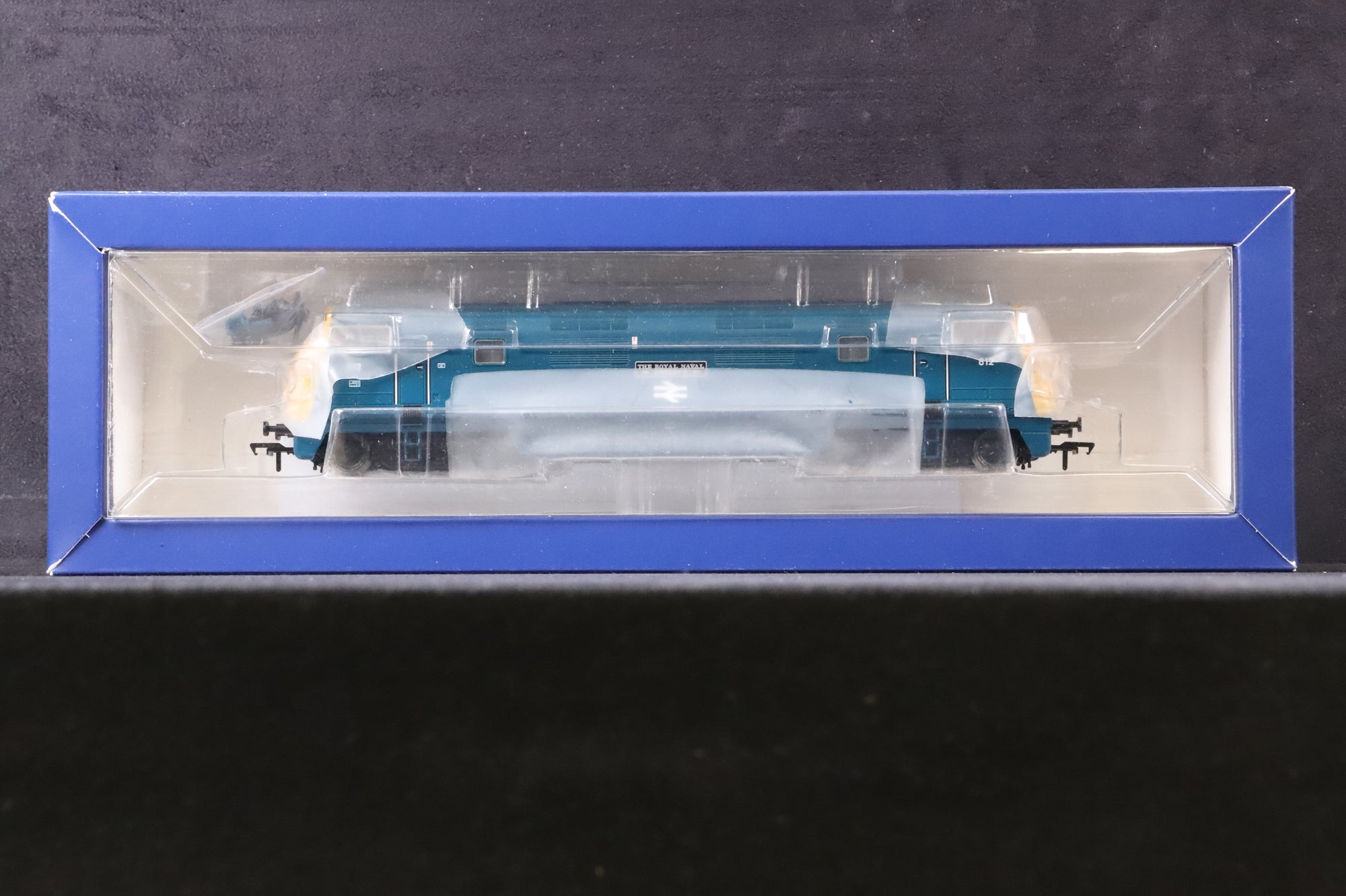 Bachmann OO 32-061 Class 42 Diesel Hydraulic 'D812' 'The Royal Naval Reserve' BR Blue