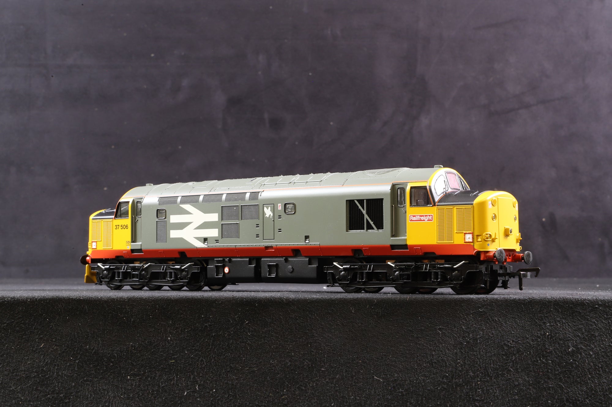 Bachmann OO 32-387 Class 37 '37506' Railfreight Red Stripe, DCC Sound