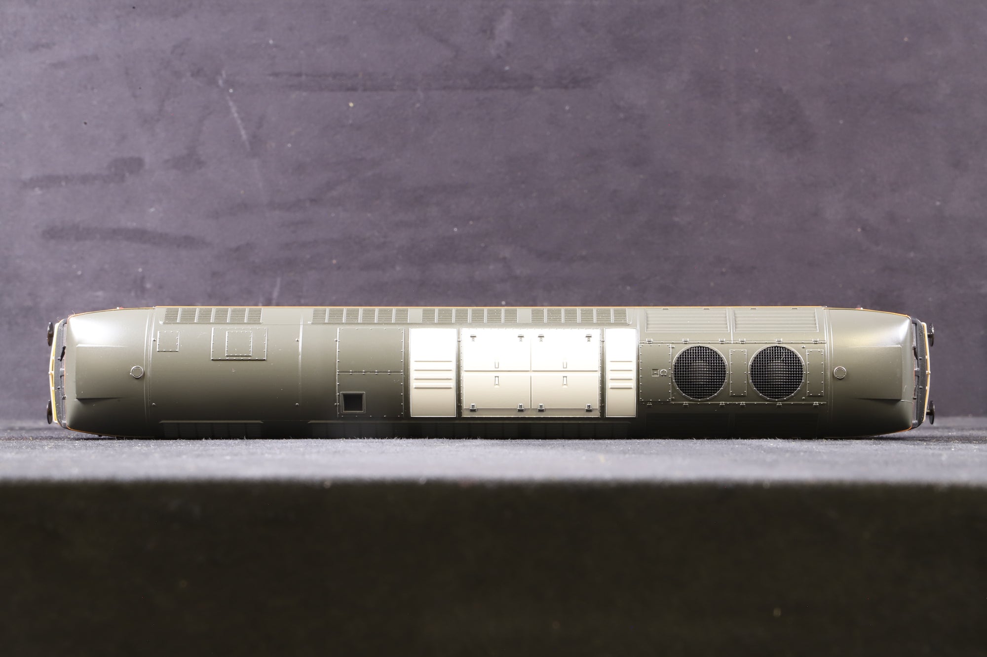 Heljan OO 4811 Class 47/4 Parcels livery, Un-numbered & named