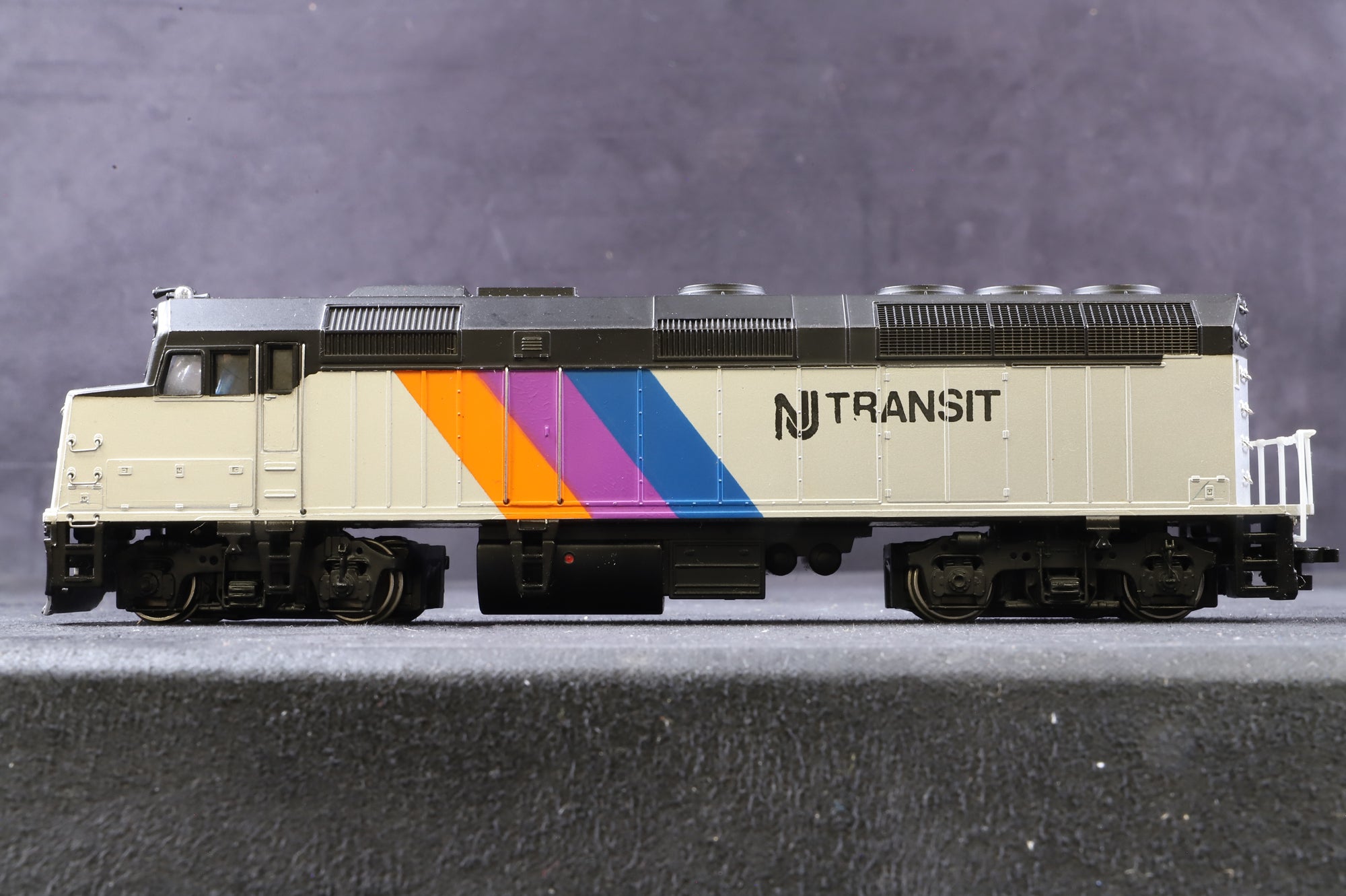 Spectrum HO 87009 F40PH Diesel Locomotive NJ Transit