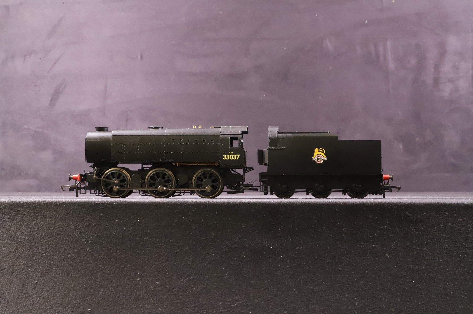 Hornby OO R2355 Class Q1 '33037' BR Plain Black E/C