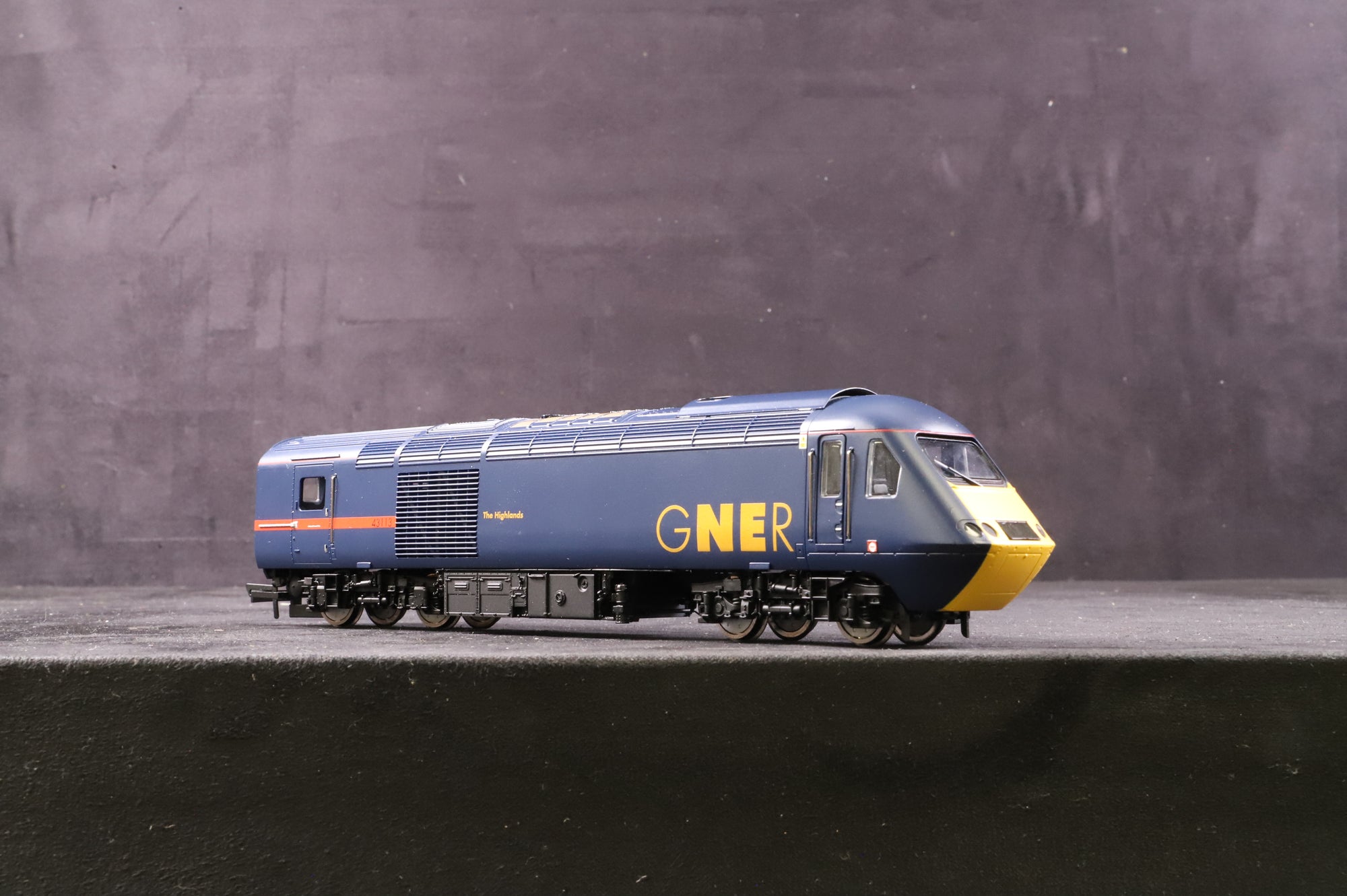 Hornby OO R2703 Class 43 HST Set 43113 'The Highlands' & 43105 'City of Inverness' in GNER Livery