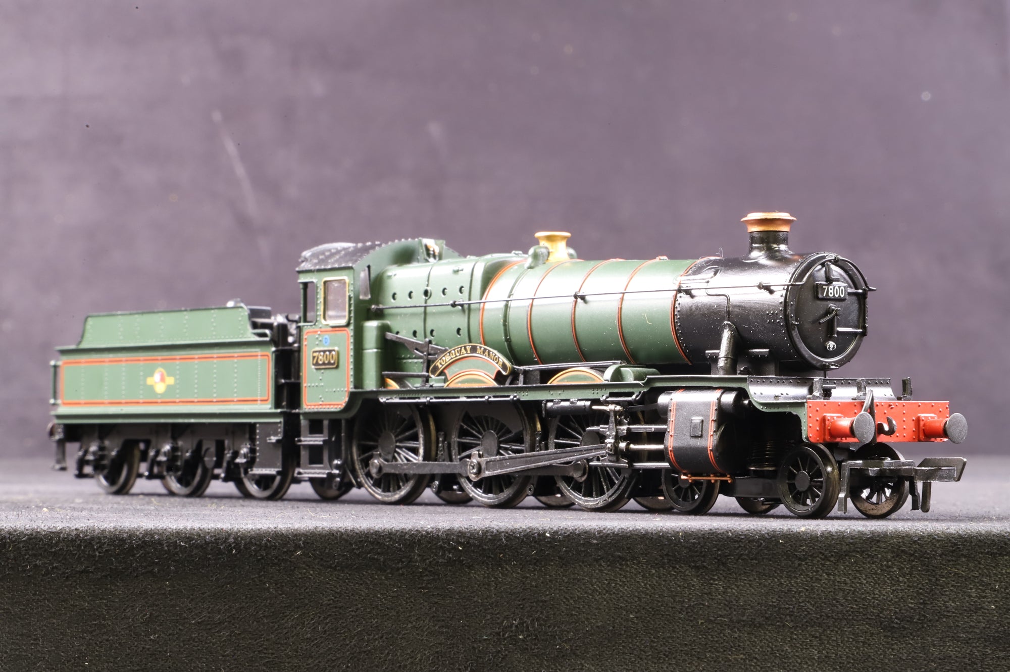 Bachmann OO 31-308 Manor Class 7825 'Lechlade Manor' in BR Lined Green w/ Late Crests