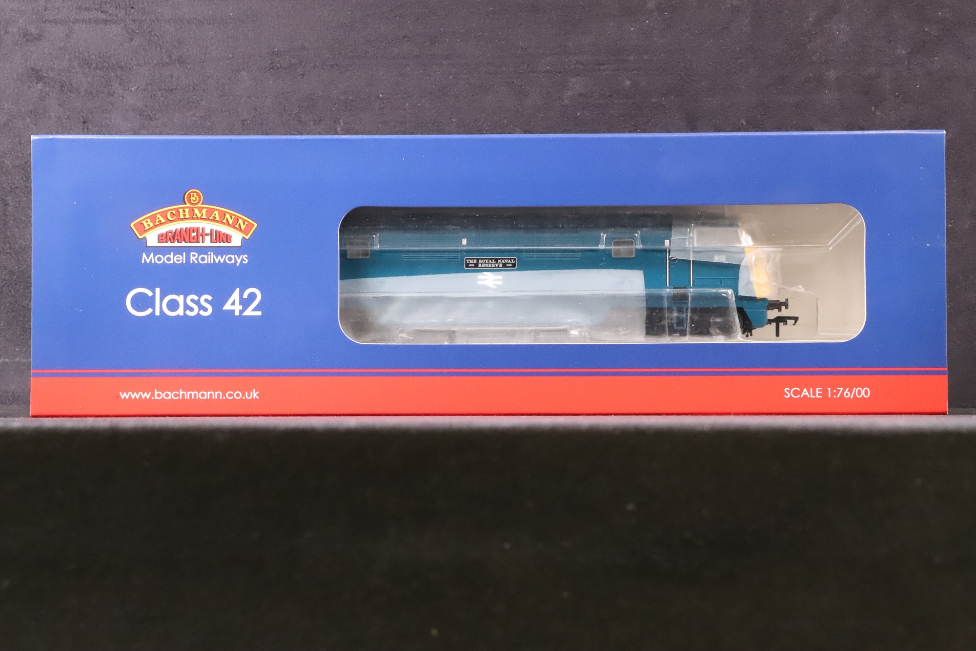 Bachmann OO 32-061 Class 42 Diesel Hydraulic 'D812' 'The Royal Naval Reserve' BR Blue