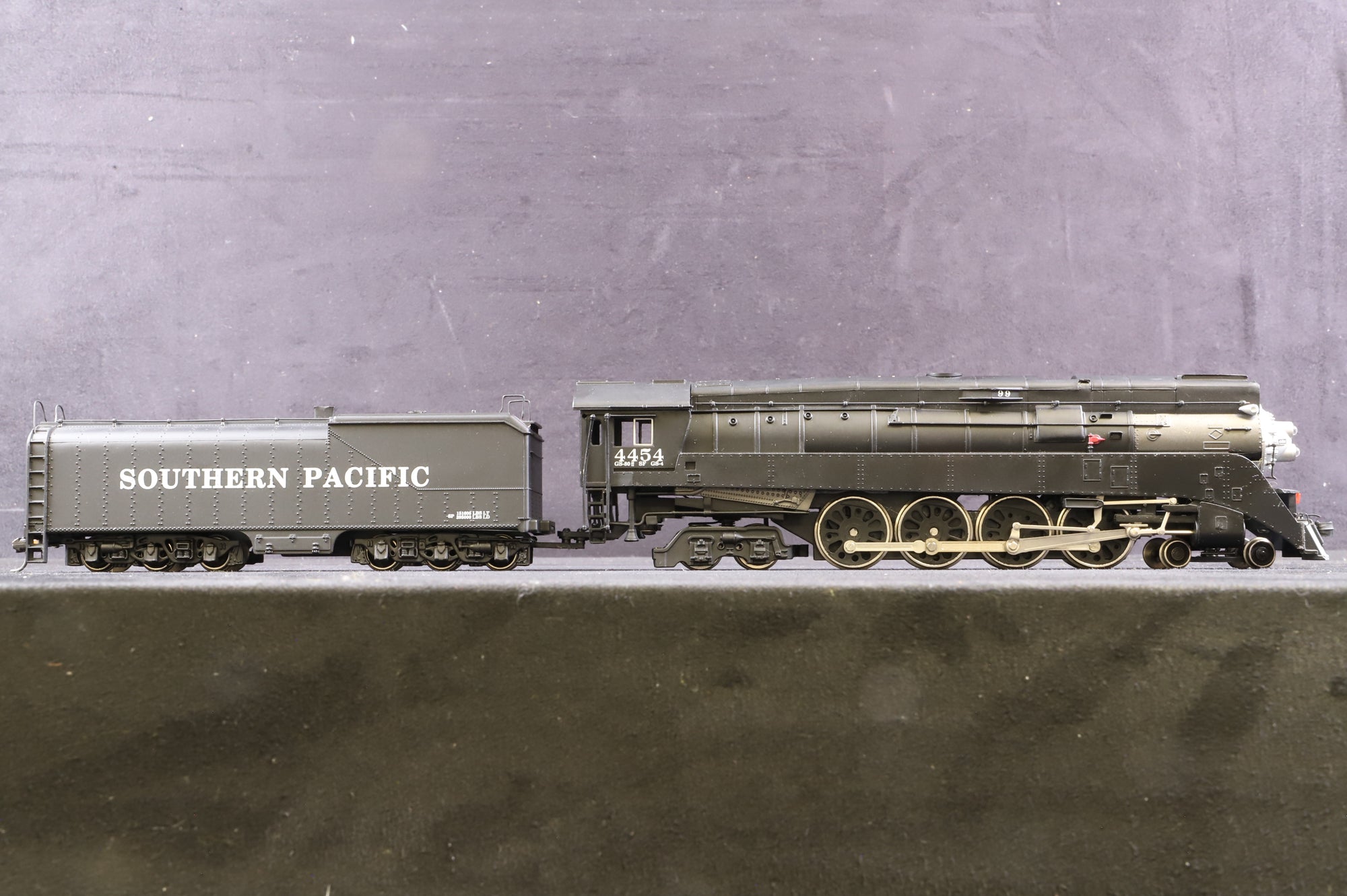 Bachmann HO 11323 GS4 4-8-4 Black & Silver War Baby (Southern Pacific) '4454'