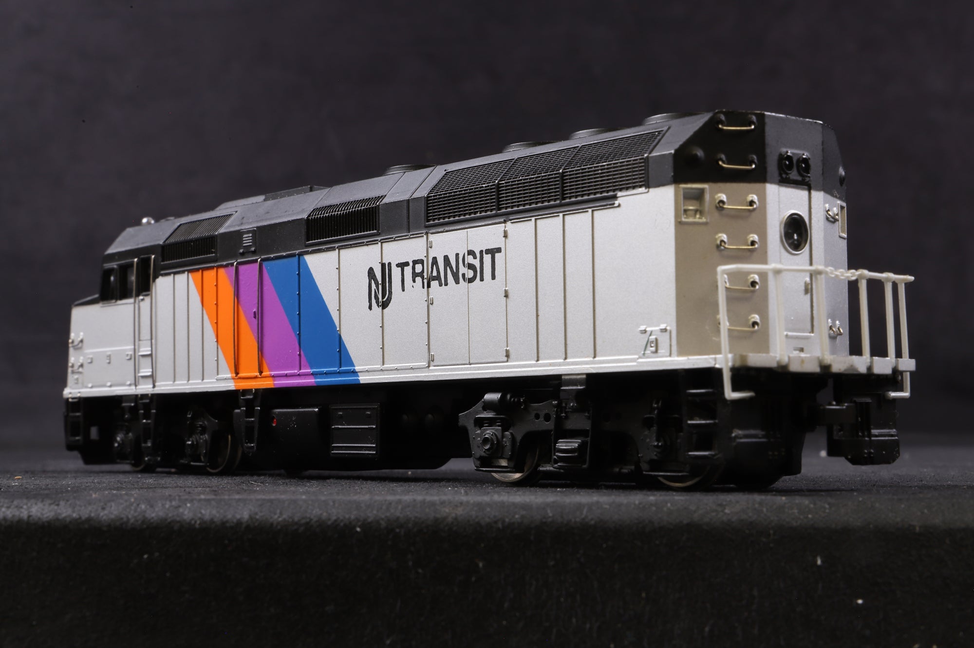 Spectrum HO 87009 F40PH Diesel Locomotive NJ Transit