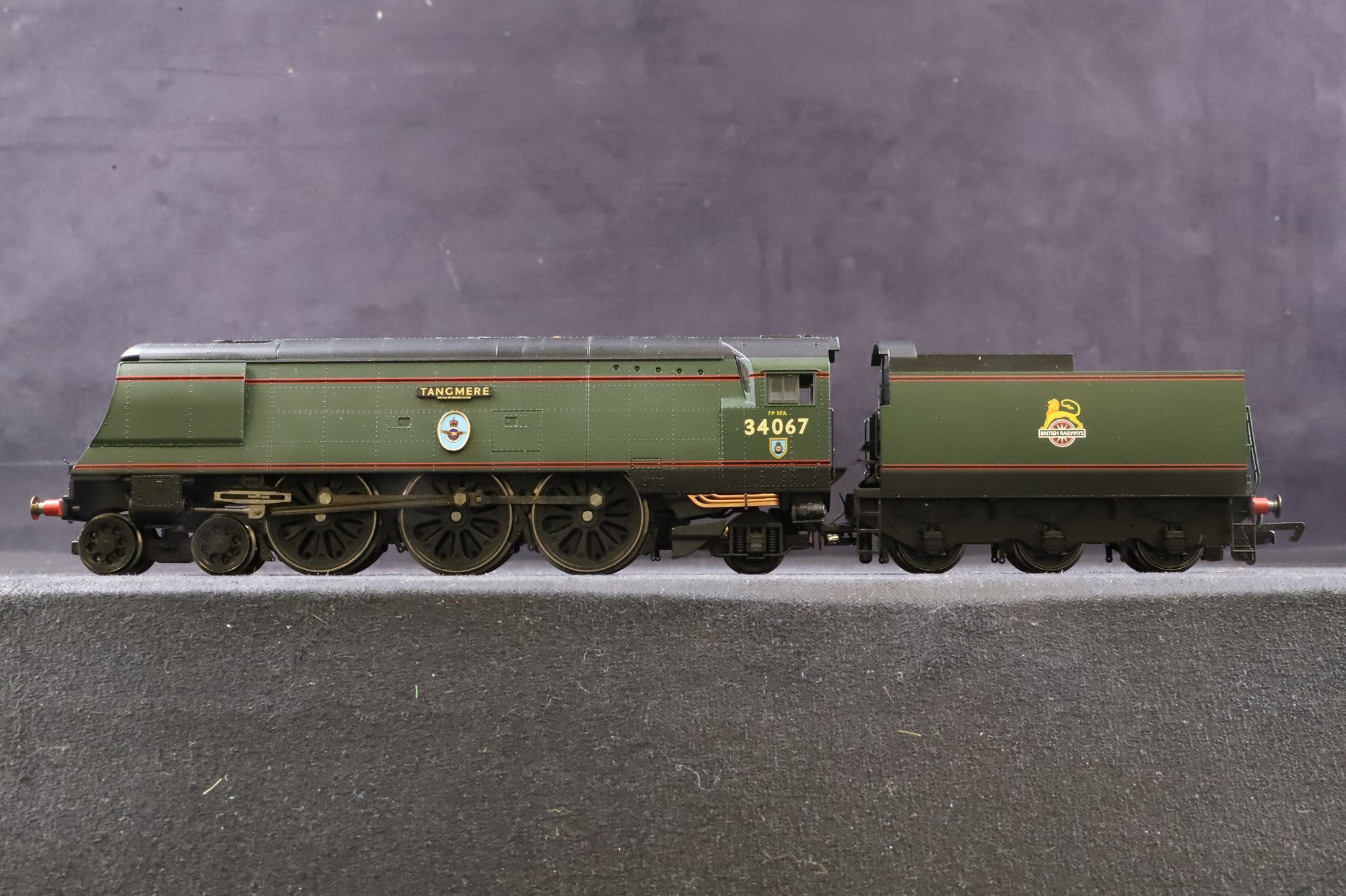 Hornby OO R2221 Battle of Britain Class 34067 'Tangmere' in Lined BR Green w/ Early Crests