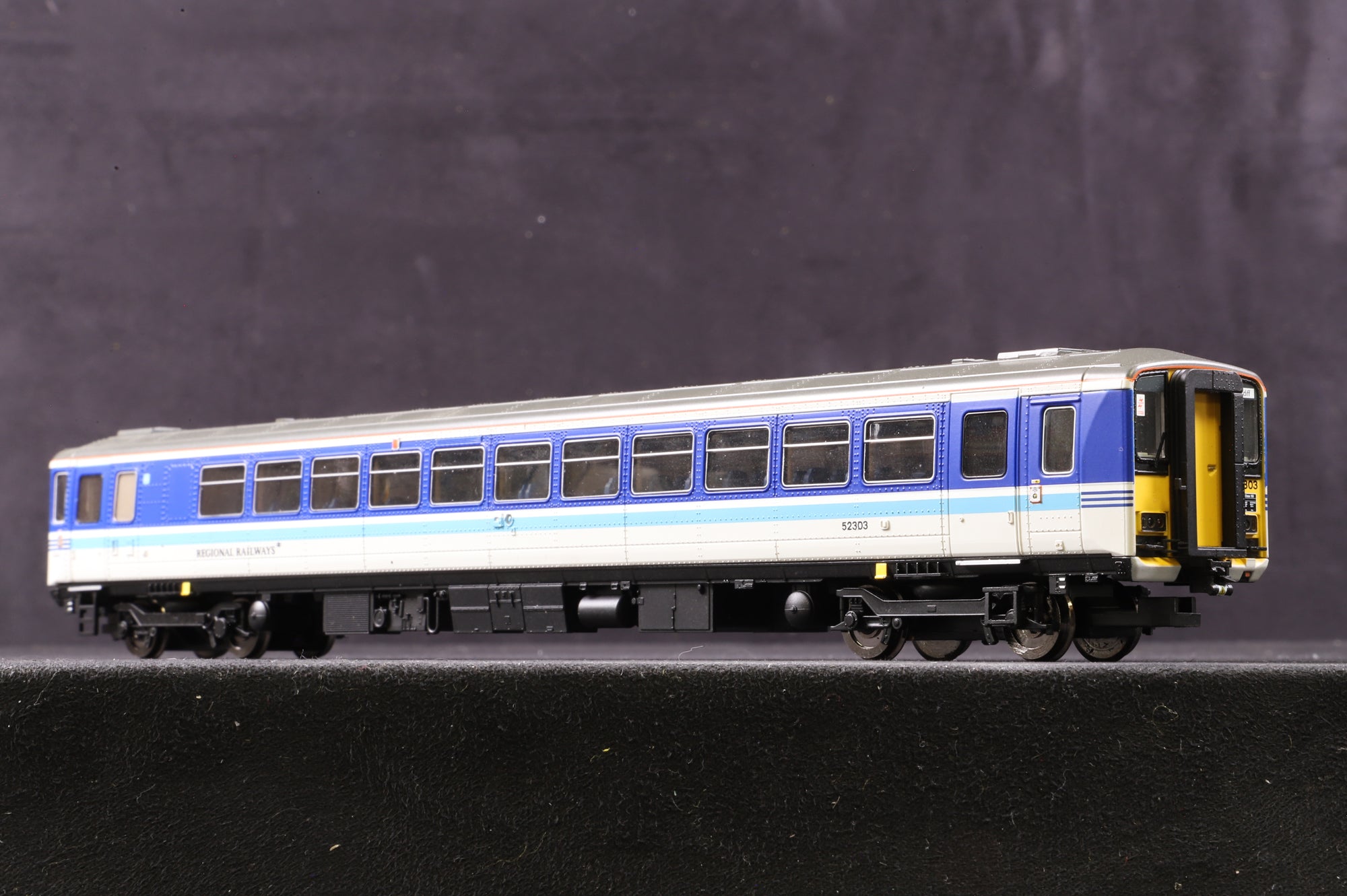 Hornby OO R2759 Class 153 DMU '153303' BR Regional DCC Fitted