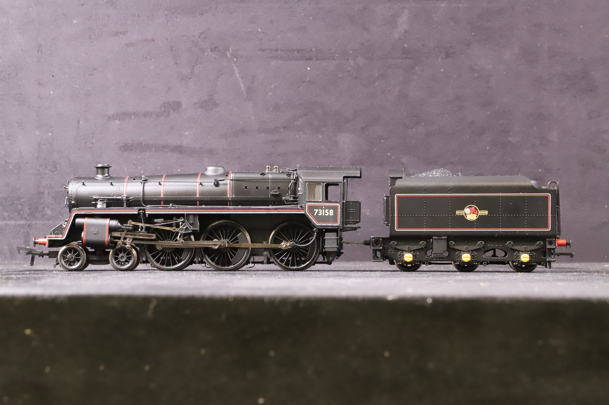 Bachmann OO 32-501 Standard class 5MT 4-6-0 '73158' BR Lined Black L/C