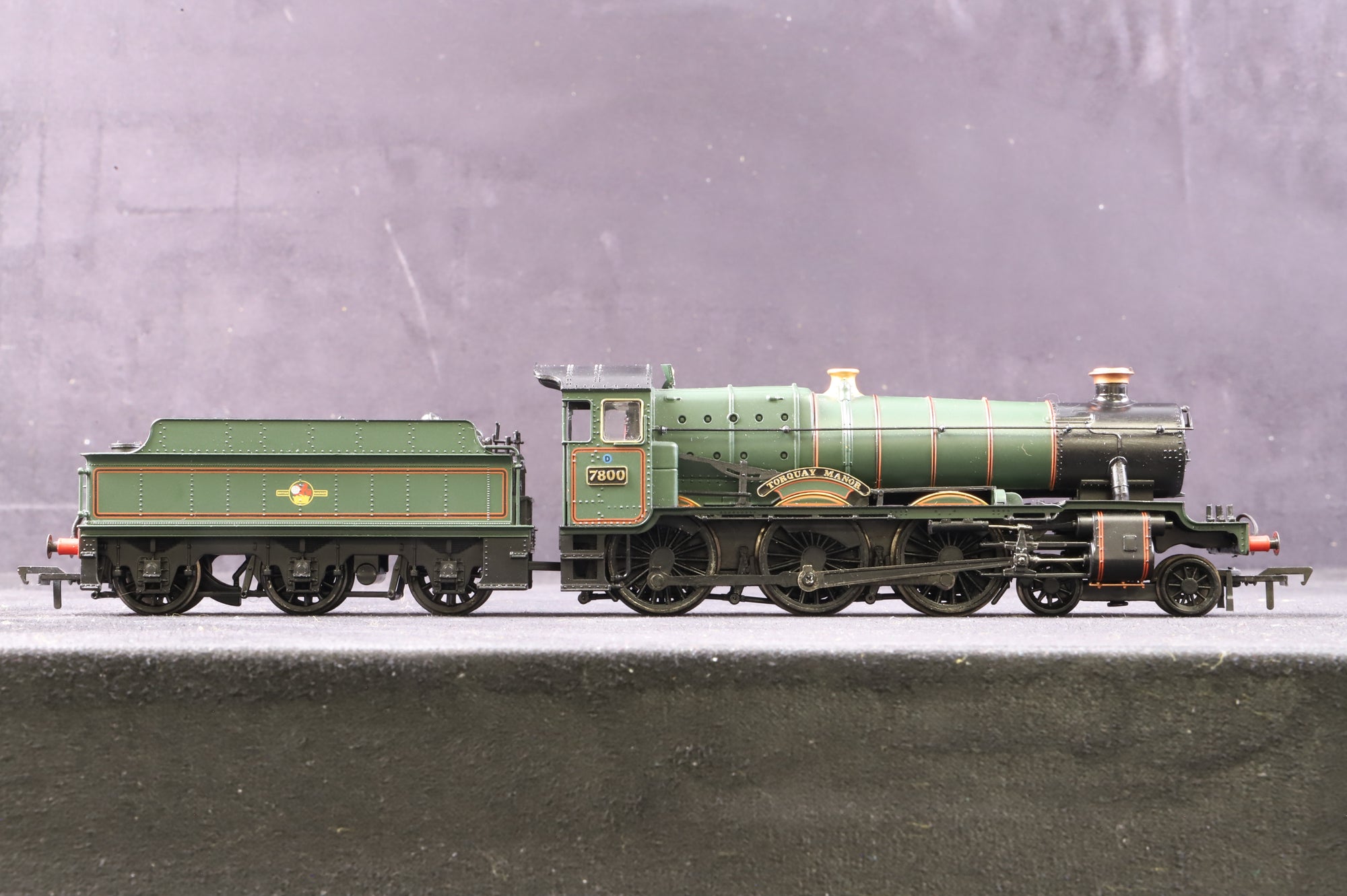 Bachmann OO 31-308 Manor Class 7825 'Lechlade Manor' in BR Lined Green w/ Late Crests