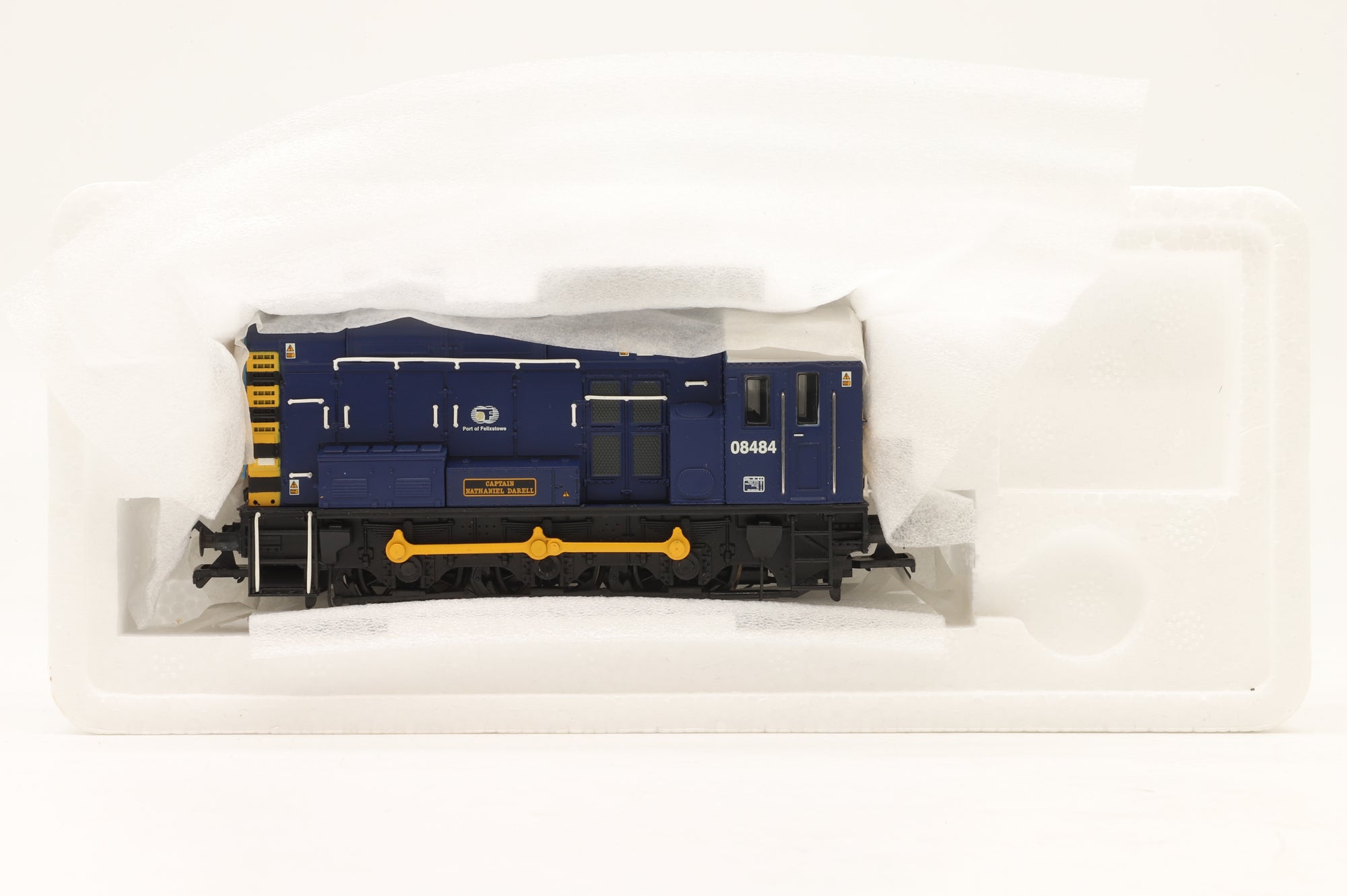 Bachmann OO 32-102K Class 08 08484 'Captain Nathaniel Darell' in Port of Felixstowe Blue
