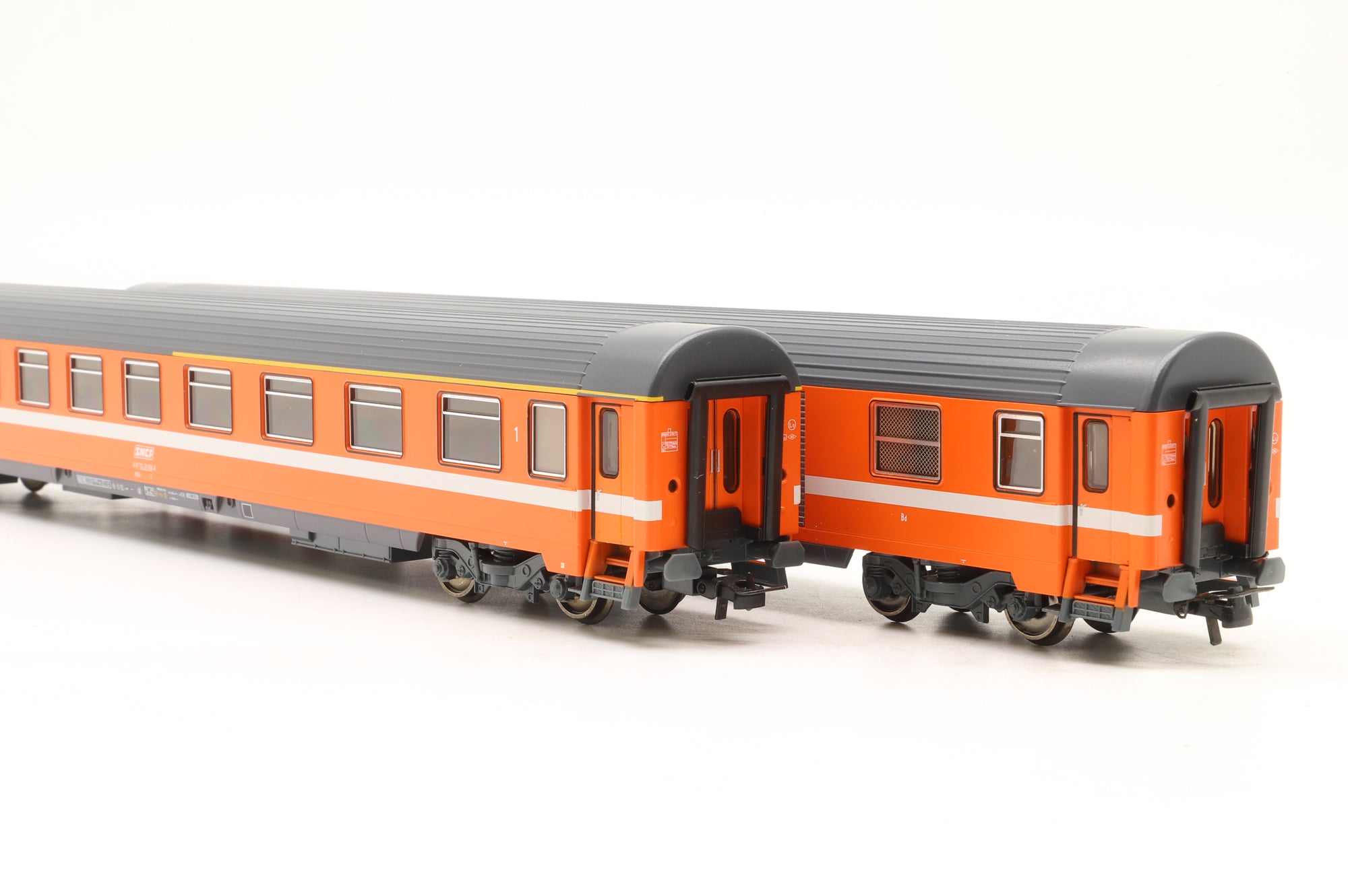 Roco HO 64001 Set of 2x SNCF Orange Coaches
