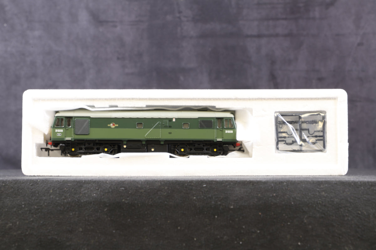 Bachmann OO 32-411 Class 25/2 D5233 in Two Tone BR Green with Roof Headcode