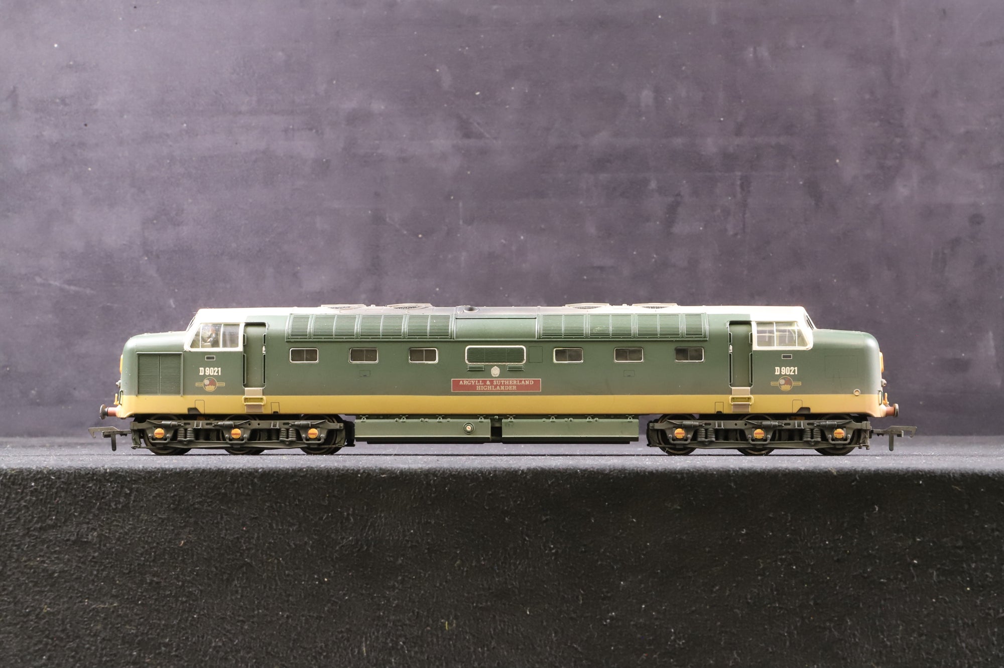 Bachmann OO 32-525Y Class 55 Deltic 'D9021' 'Argyll & Sutherland' BR Green, Weathered Ltd Ed