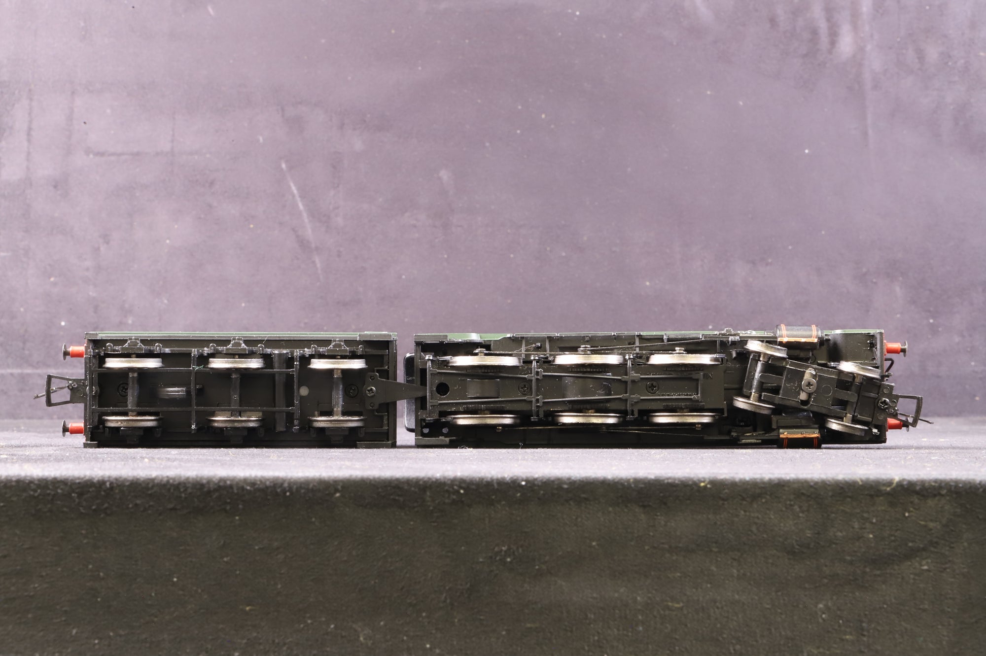 Bachmann OO 31-308 Manor Class 7825 'Lechlade Manor' in BR Lined Green w/ Late Crests