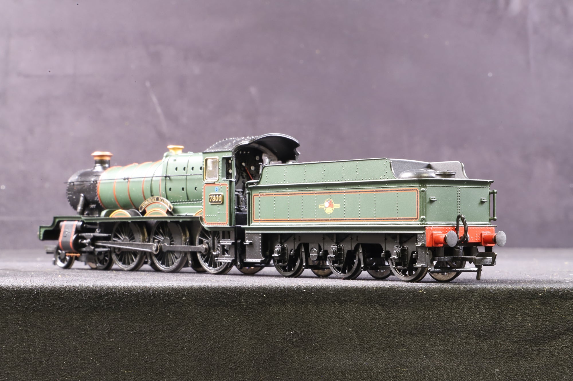 Bachmann OO 31-308 Manor Class 7825 'Lechlade Manor' in BR Lined Green w/ Late Crests