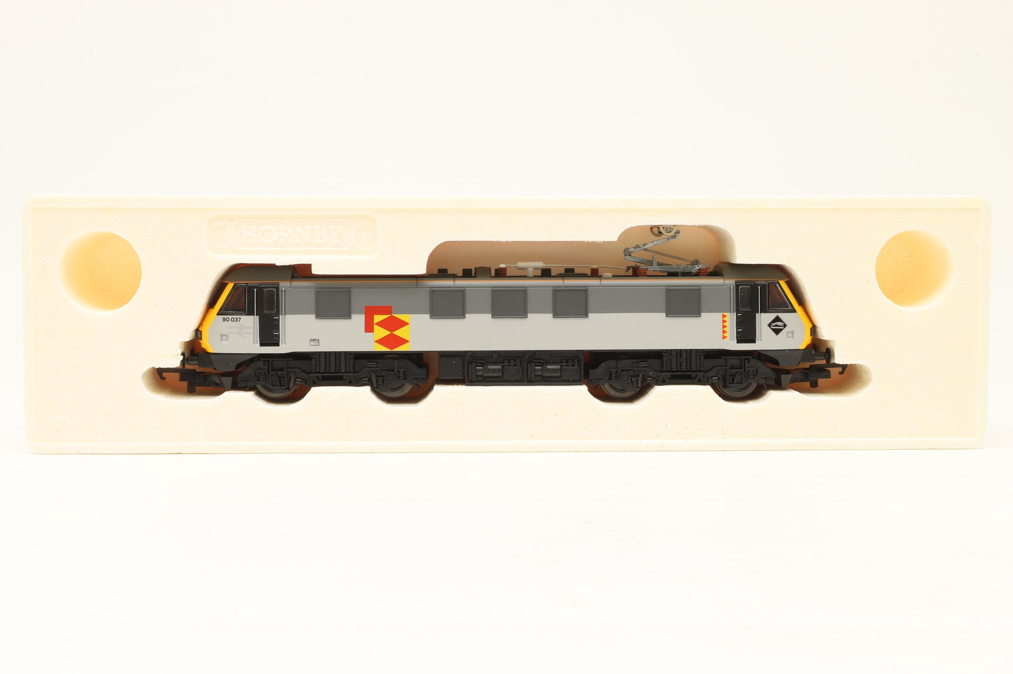 Hornby OO R2291A Class 90 '90037' Bo-Bo Railfreight