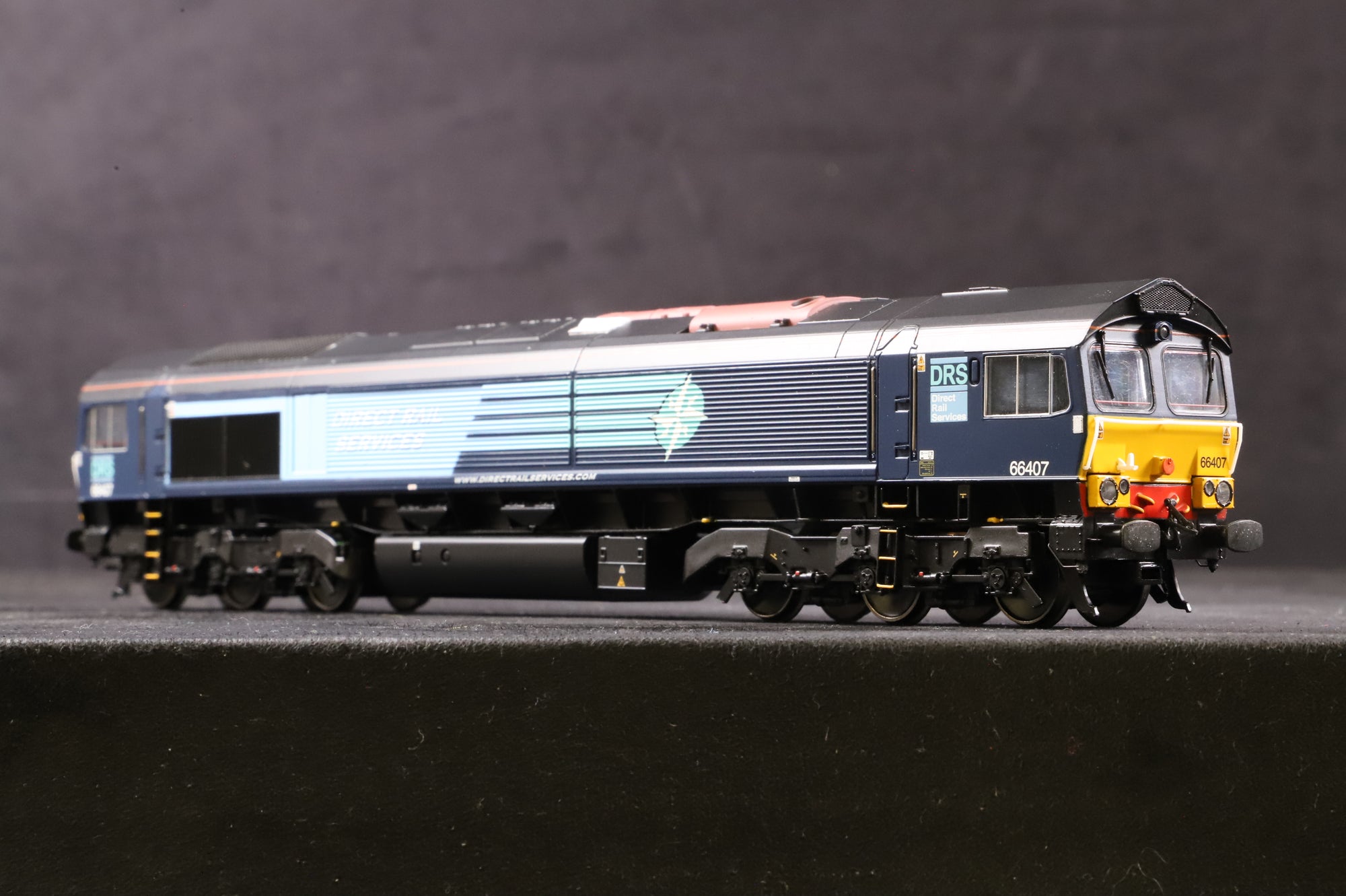 Bachmann OO 32-731 Class 66 Diesel '66407' Direct Rail Services, DCC Sound