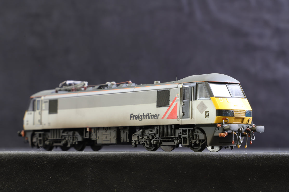 Bachmann OO 32-611 Class 90 &#39;90048&#39; Freightliner Re-liveried, Numbered &amp; Weathered