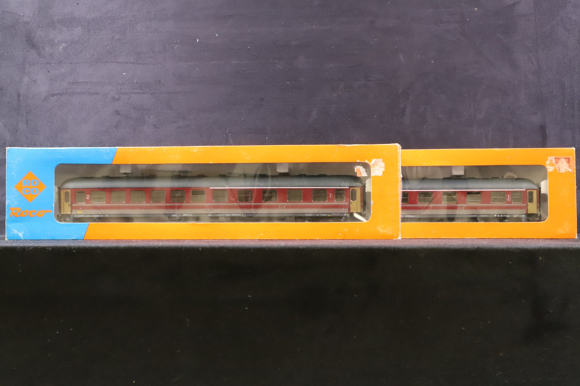 Roco HO Rake Of 2 FS Red & Grey Coaches Inc.  44430 & 44435