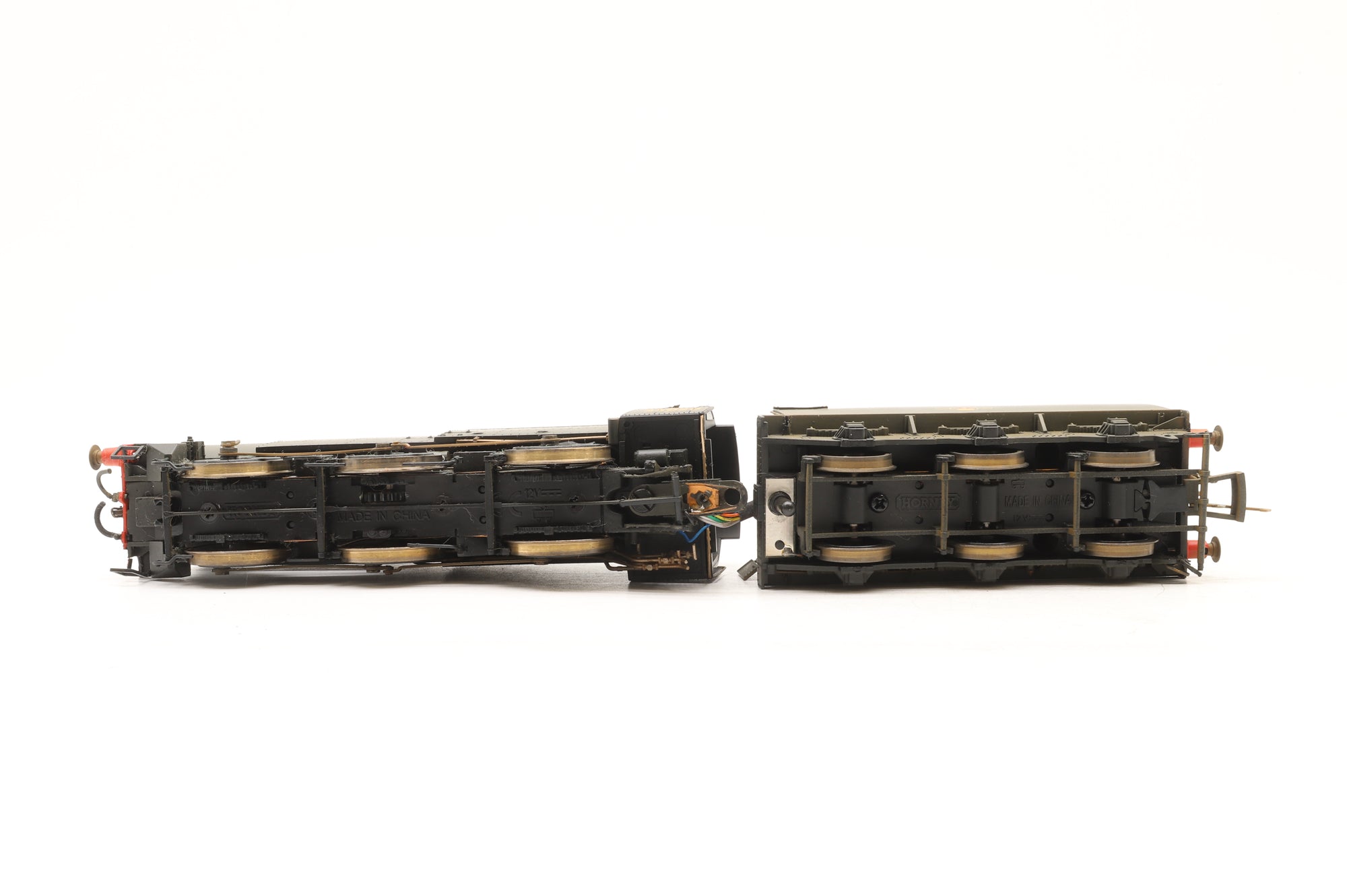 Hornby OO R2344B Class Q1 33020 in BR Black L/C – DCC Sound & Weathered