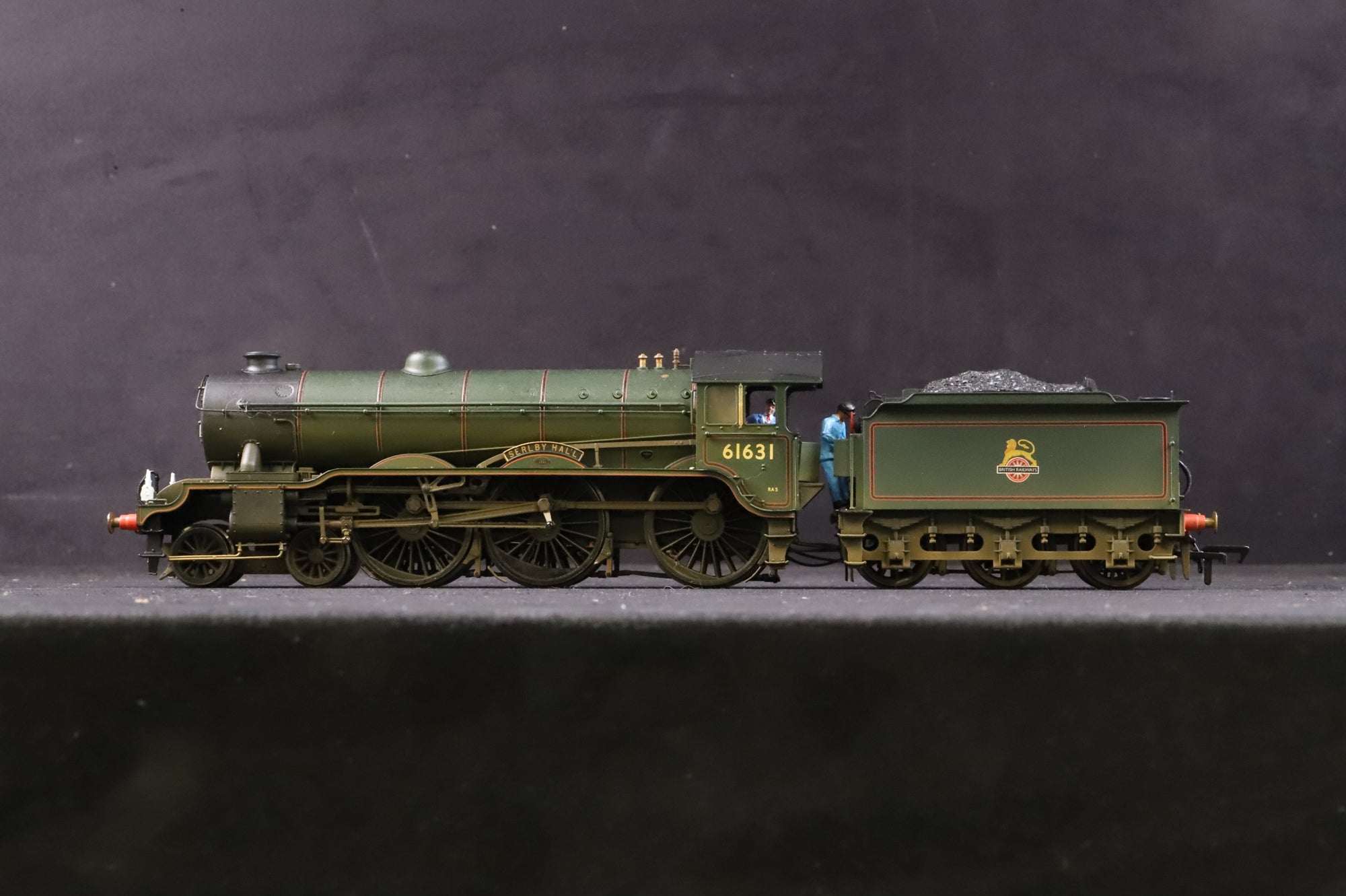 Hornby OO R3004 BR 4-6-0 Class B17/2 'Serlby Hall', Weathered & DCC Sound