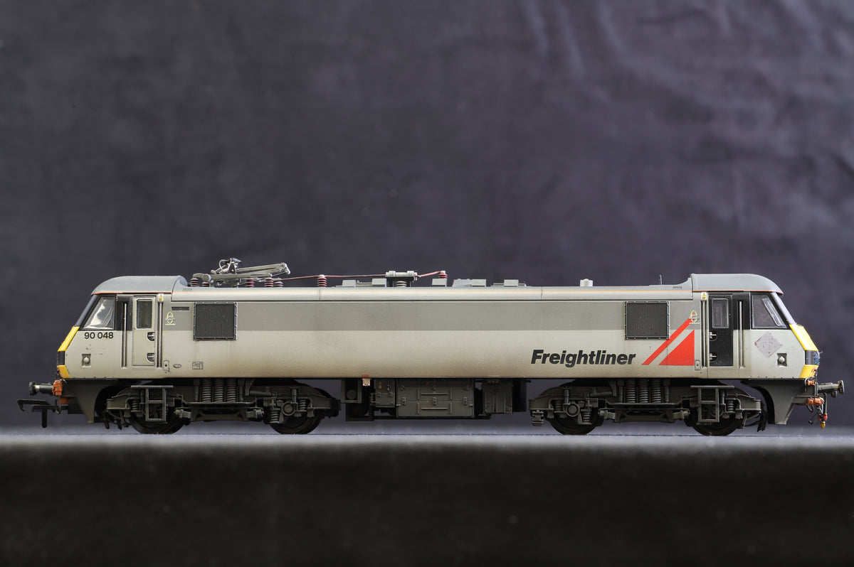 Bachmann OO 32-611 Class 90 &#39;90048&#39; Freightliner Re-liveried, Numbered &amp; Weathered