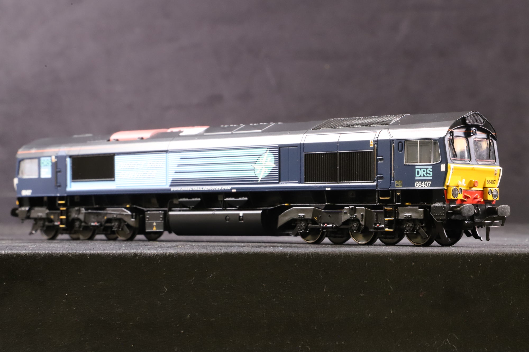Bachmann OO 32-731 Class 66 Diesel '66407' Direct Rail Services, DCC Sound