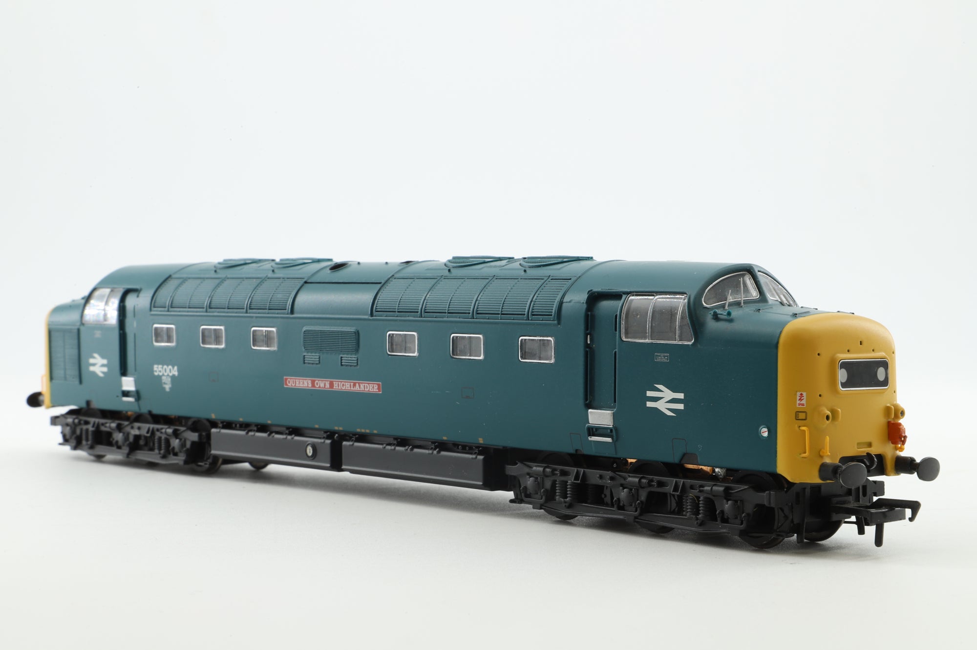 Bachmann OO 32-534 Class 55 Deltic 55004 'Queen's Own Highlander' in BR Blue - DCC Sound