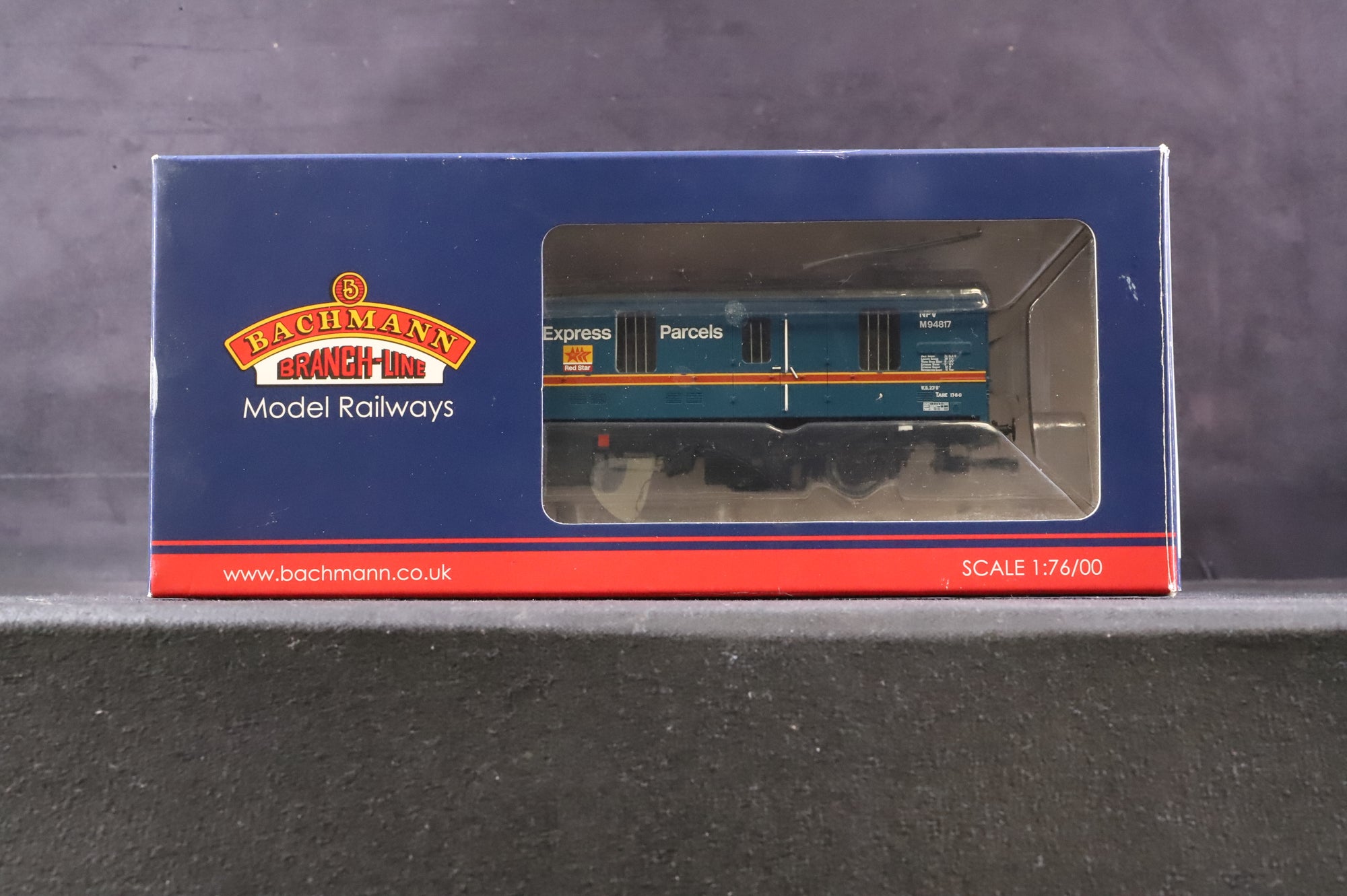 Bachmann OO 39-555Z Mk1 NPV in BR Red Star/Express Parcels Blue