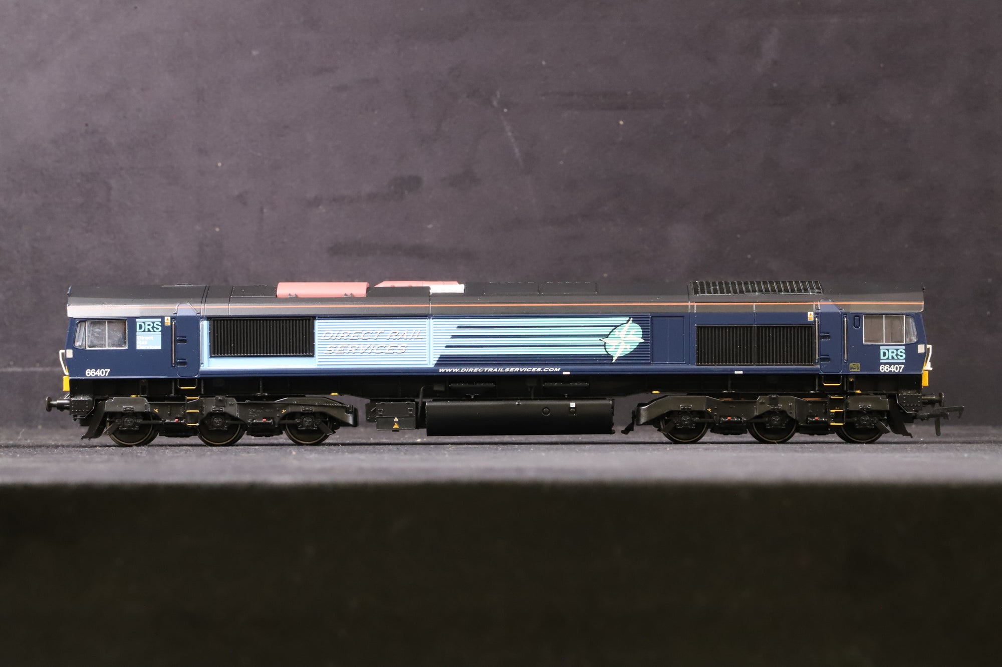Bachmann OO 32-731 Class 66 Diesel '66407' Direct Rail Services, DCC Sound
