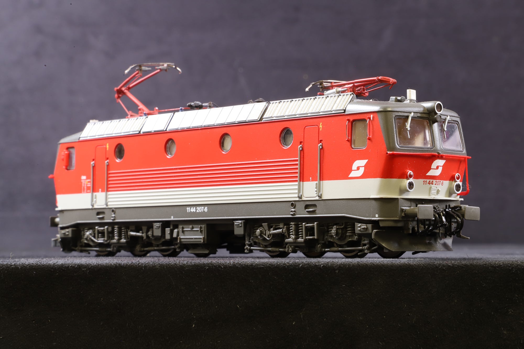 Roco HO 63578 OBB 1144 207-6 Electric Locomotive