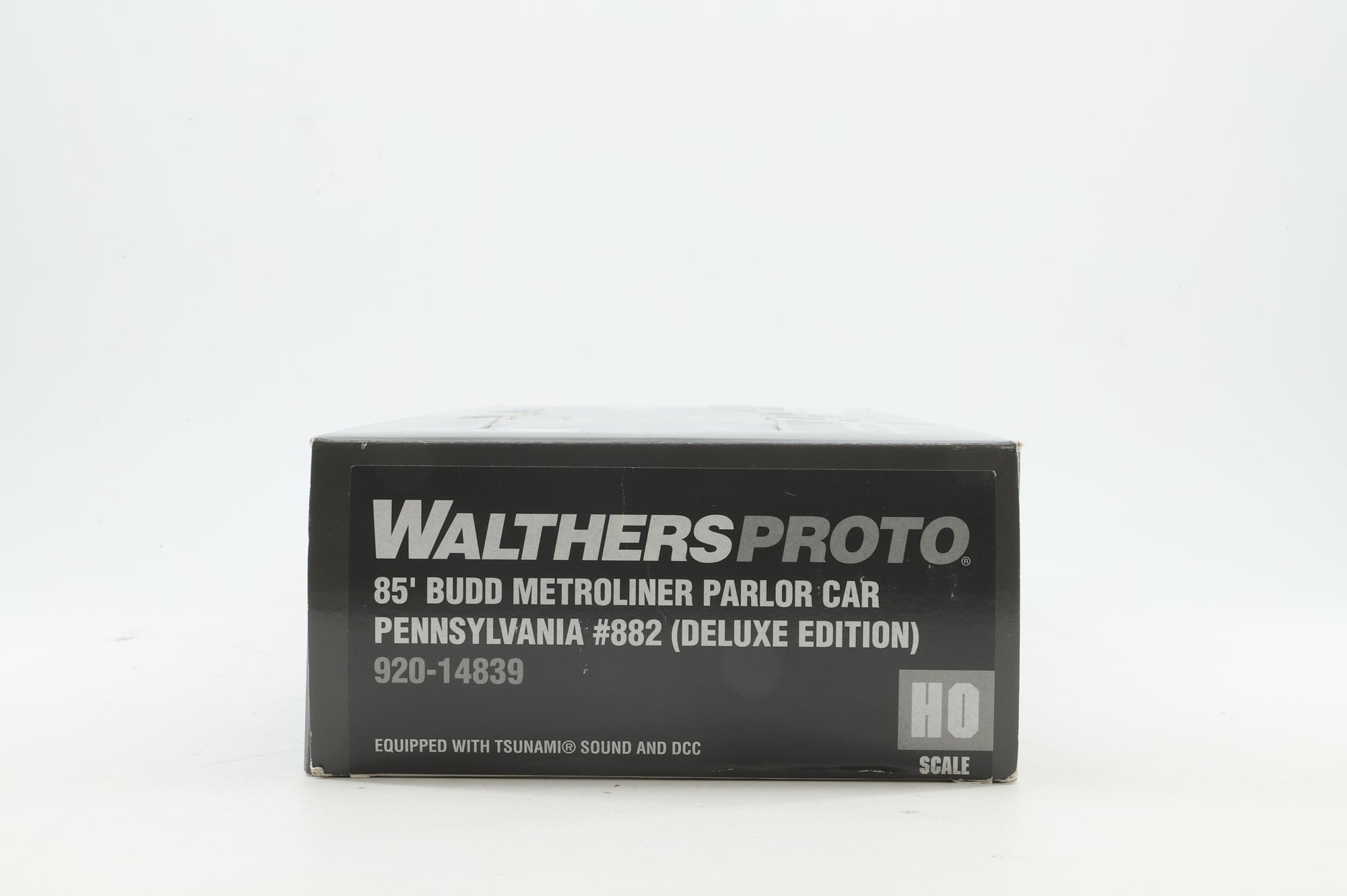 WalthersProto HO 920-14839 85' Budd Metroliner Parlor Car No.882 in Pennsylvania Silver/Red