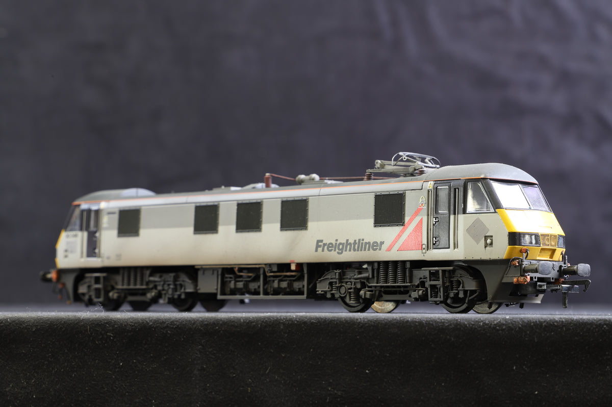 Bachmann OO 32-611 Class 90 &#39;90048&#39; Freightliner Re-liveried, Numbered &amp; Weathered