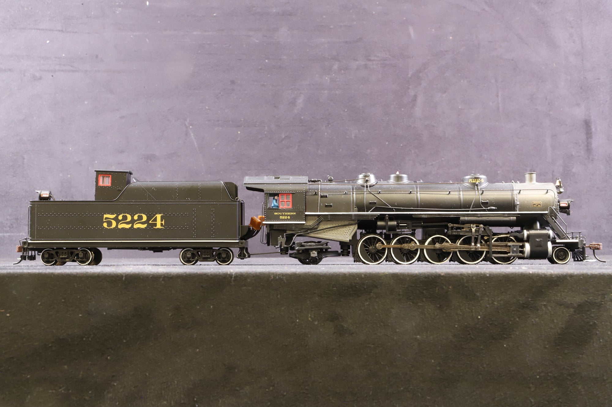 Spectrum HO 83305 USRA Light 2-10-2 Loco, Southern '5224', DCC Fitted