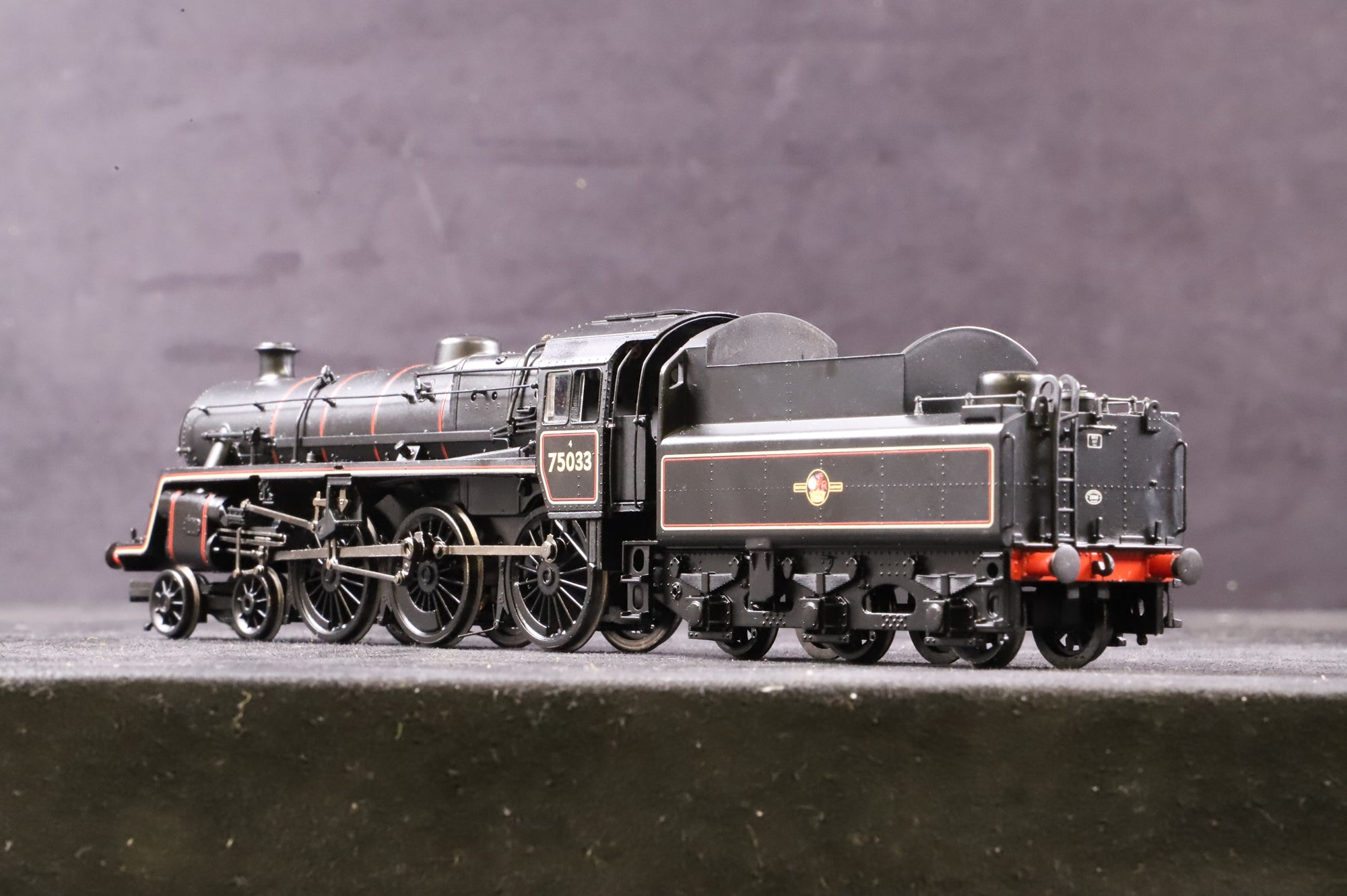 Bachmann OO 31-118 Standard Class 4MT 4-6-0 '75033' BR2 Tender BR Lined Balck L/C