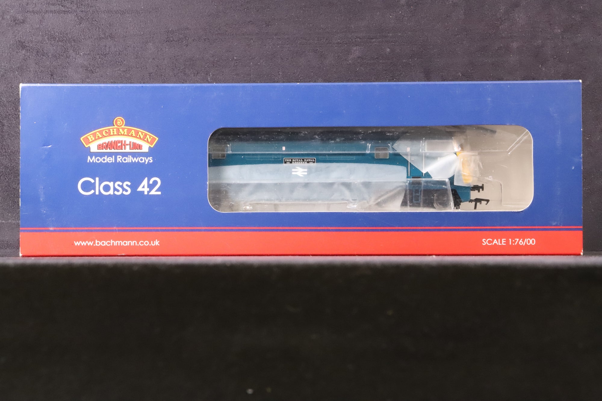 Bachmann OO 32-061 Class 42 Diesel Hydraulic 'D812' 'The Royal Naval Reserve' BR Blue