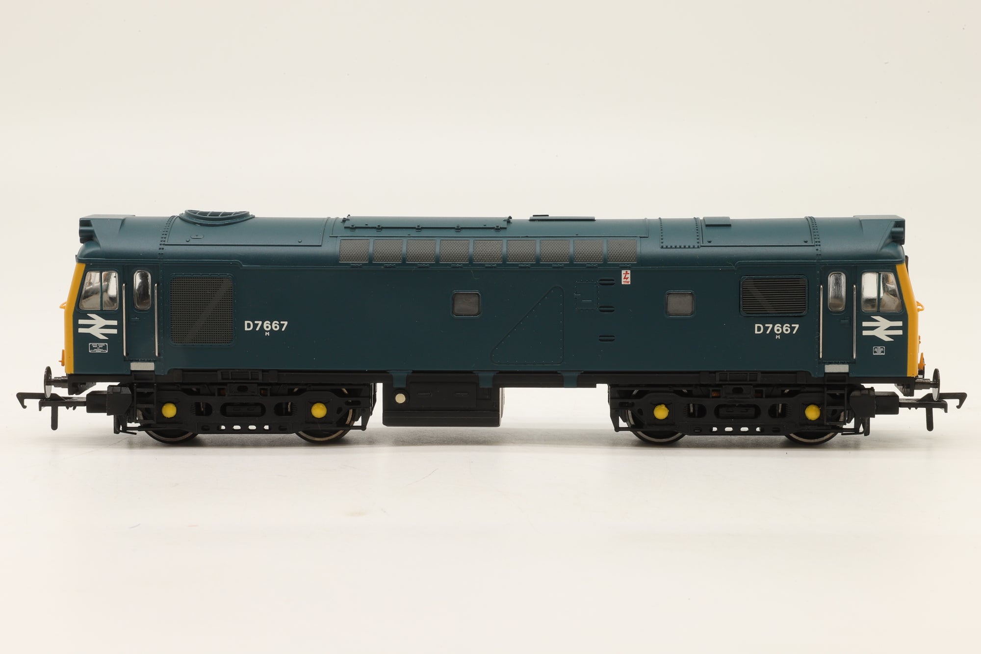 Bachmann OO 32-404 Class 25/3 Diesel 'D7667' BR Blue Snow Plough