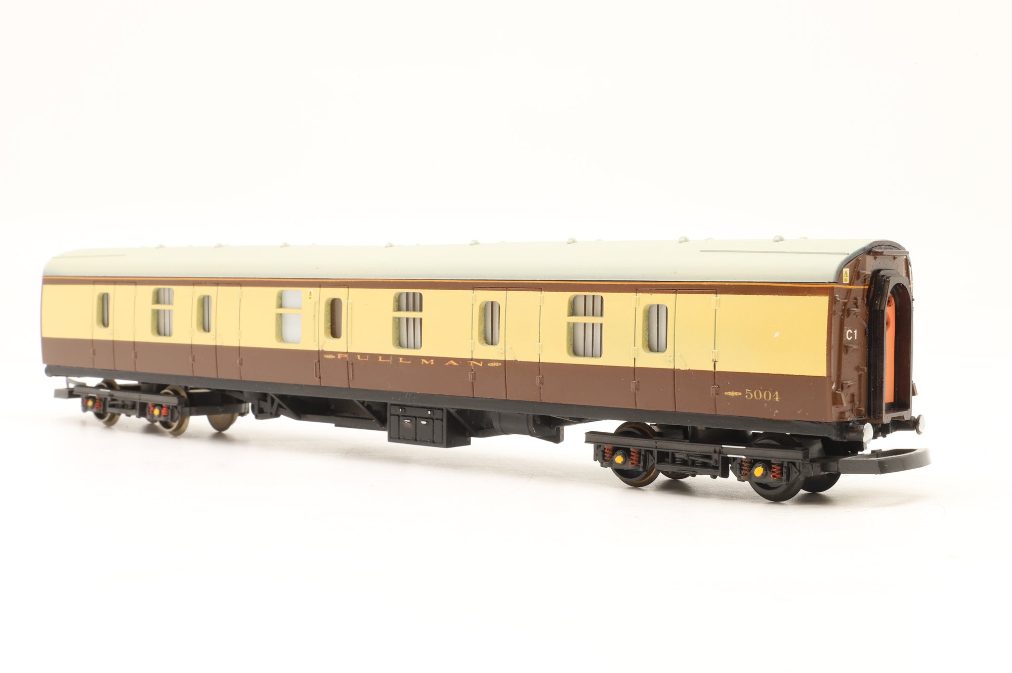 Custom OO Mk1 BG 5004 in Pullman Livery