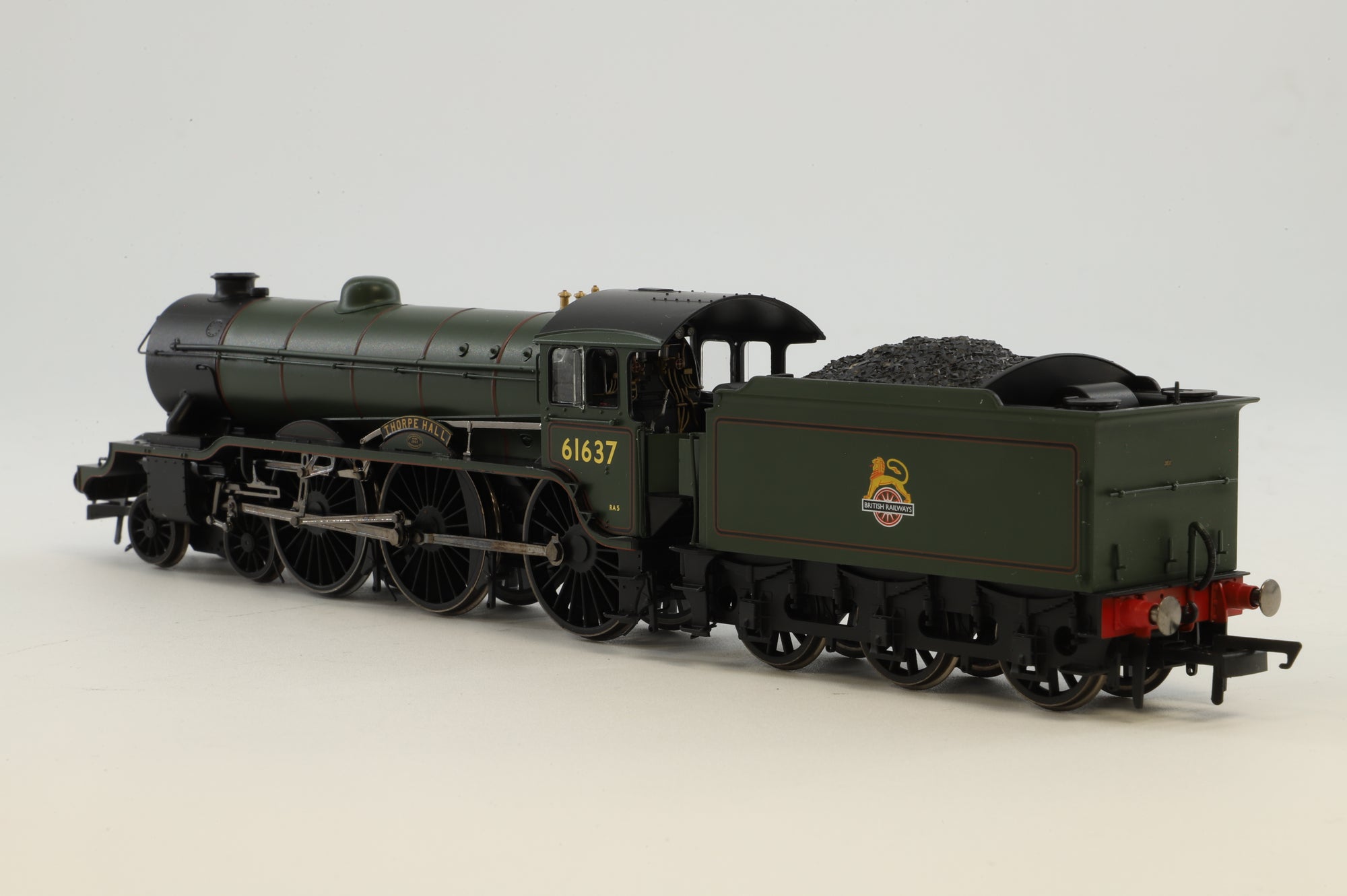 Hornby OO R2921 Class B17/1 '61637' 'Thorpe Hall' BR Lined Green E/C