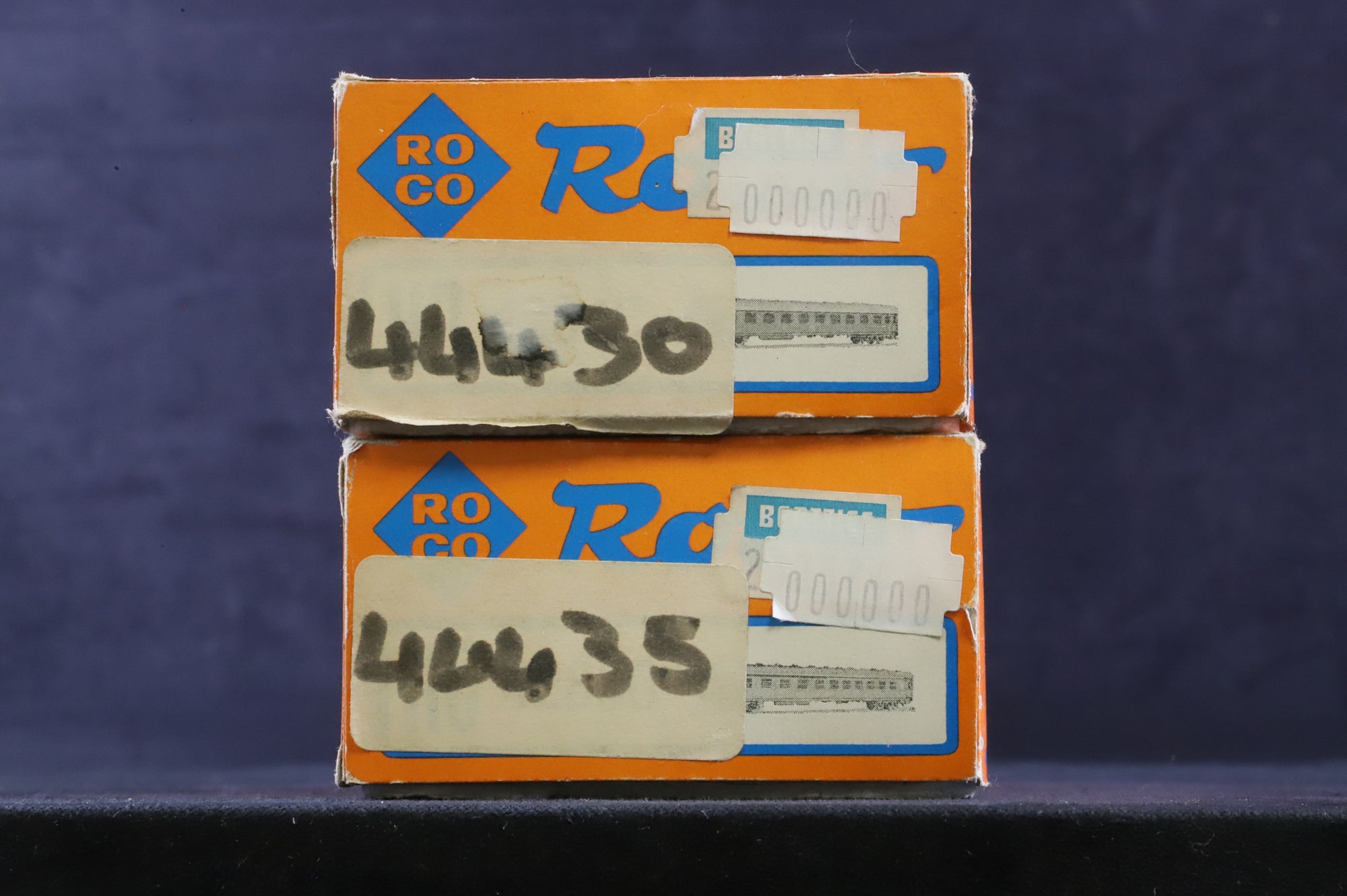 Roco HO Rake Of 2 FS Red & Grey Coaches Inc.  44430 & 44435