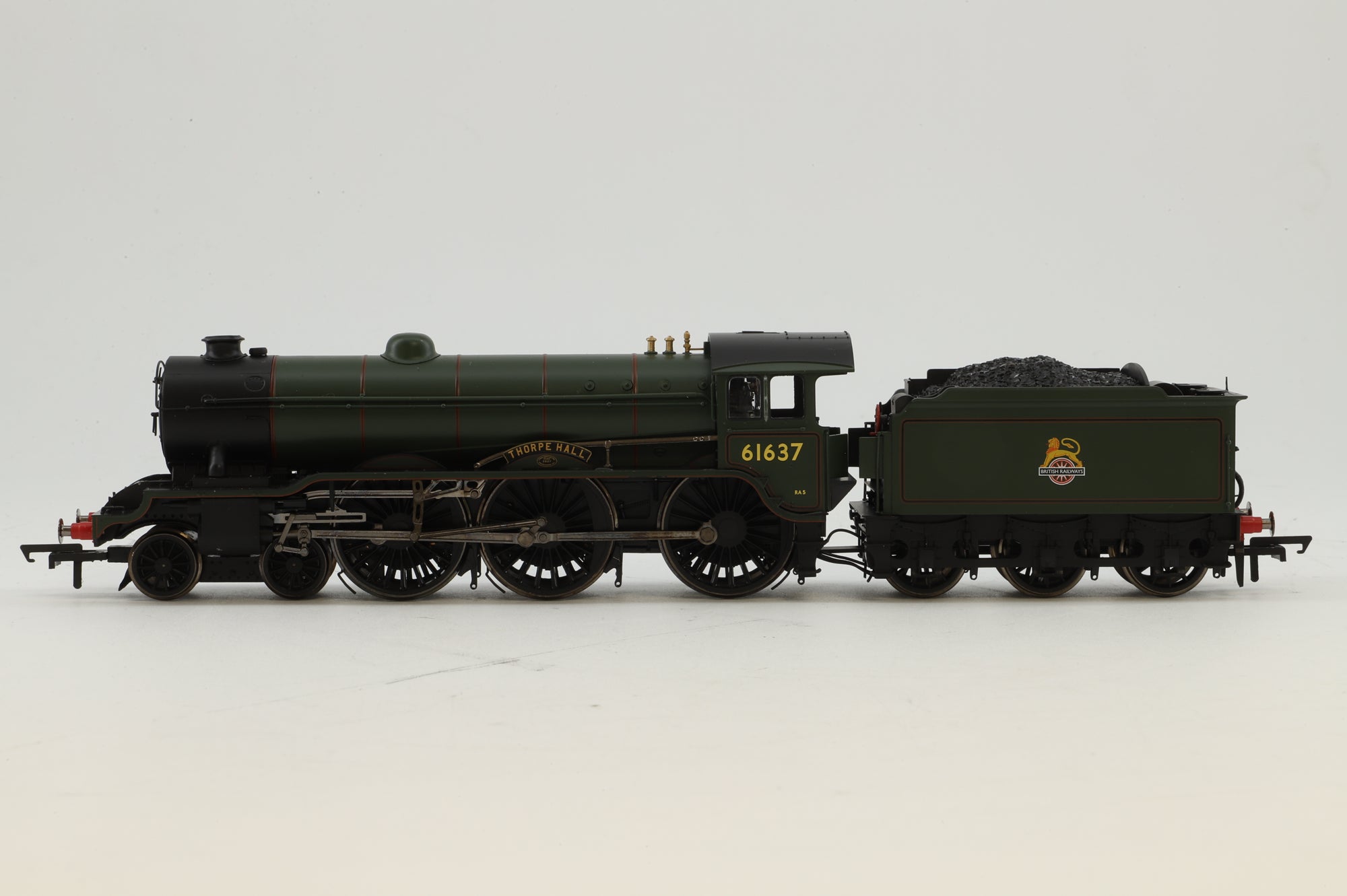 Hornby OO R2921 Class B17/1 '61637' 'Thorpe Hall' BR Lined Green E/C