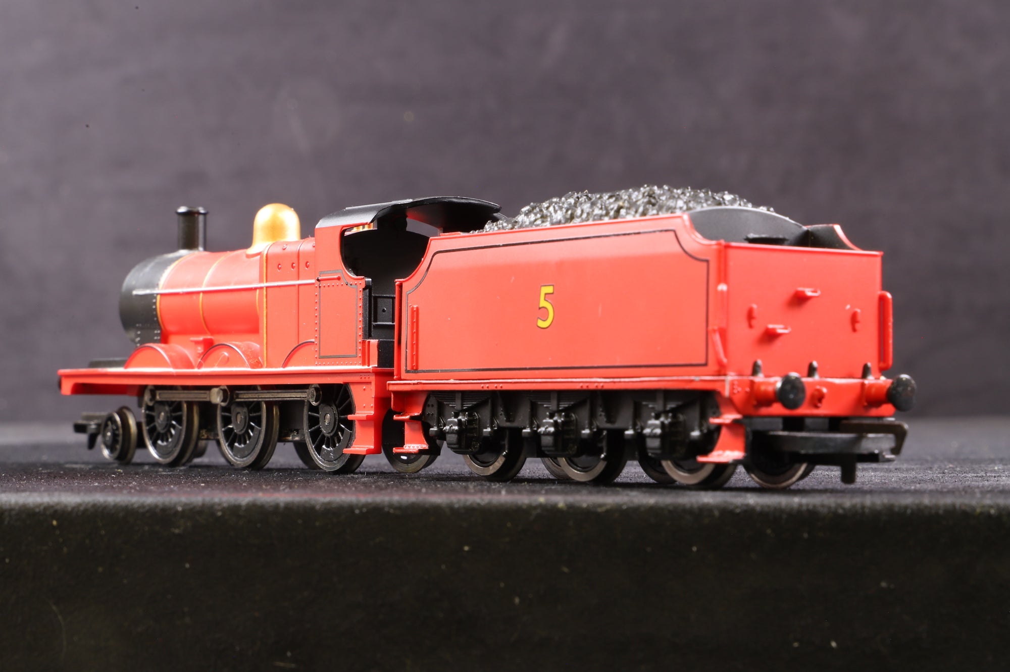 Hornby OO R852 Thomas & Friends 'James' '5' Steam Locomotive