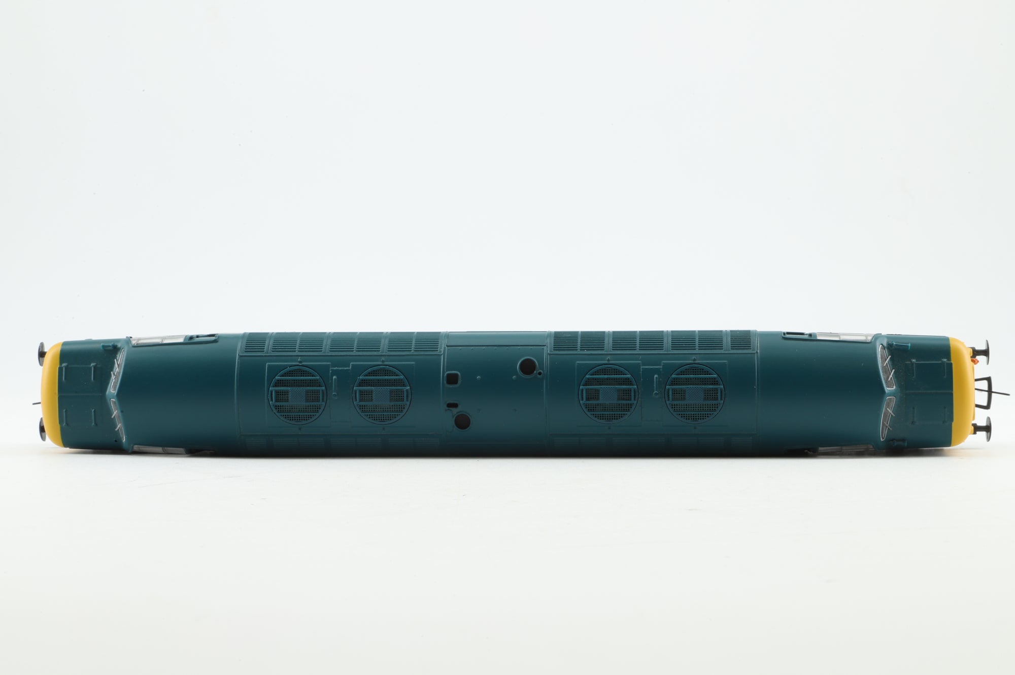 Bachmann OO 32-534 Class 55 Deltic 55004 'Queen's Own Highlander' in BR Blue - DCC Sound
