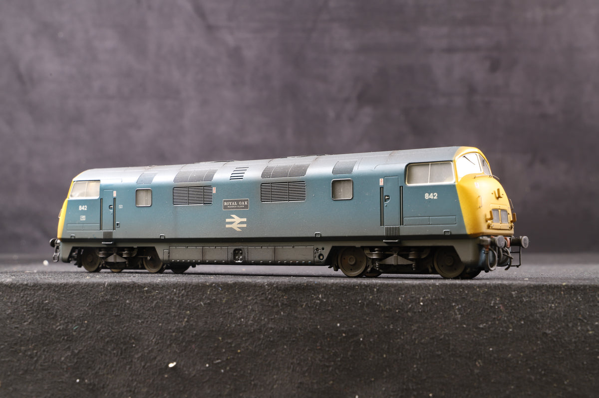 Bachmann OO 32-067 Class 43 Warship &#39;842&#39; &#39;Royal Oak&#39; BR Blue, Weathered