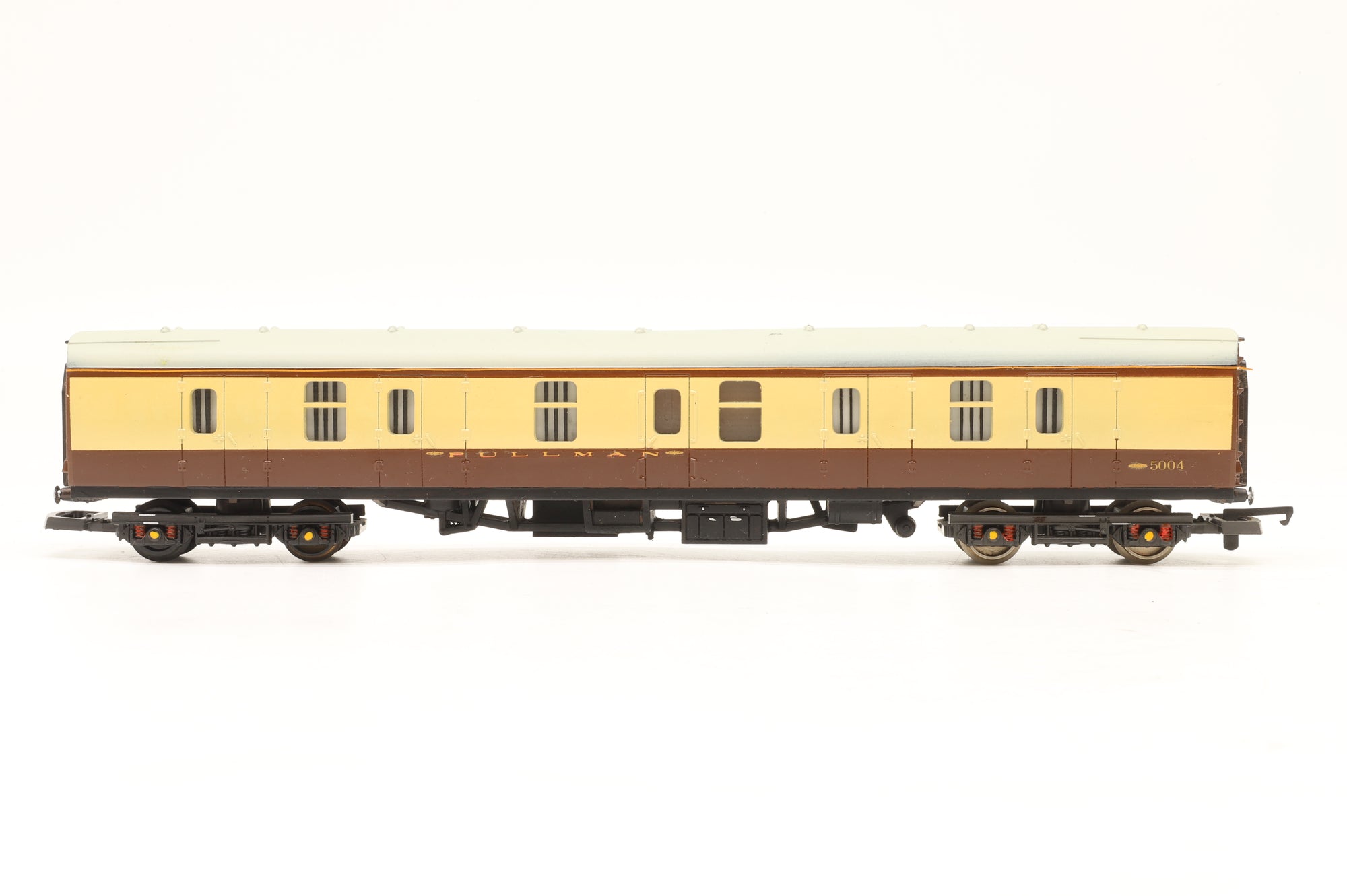 Custom OO Mk1 BG 5004 in Pullman Livery