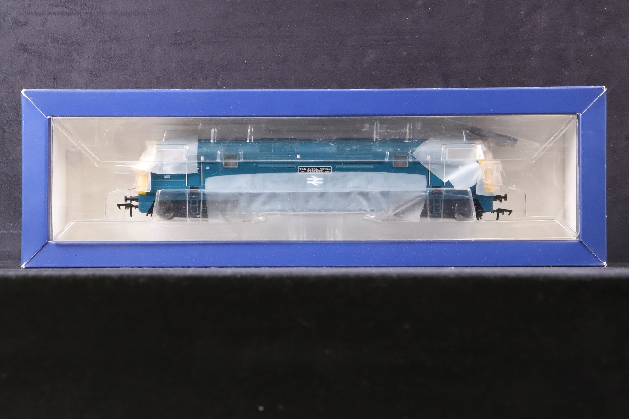 Bachmann OO 32-061 Class 42 Diesel Hydraulic 'D812' 'The Royal Naval Reserve' BR Blue